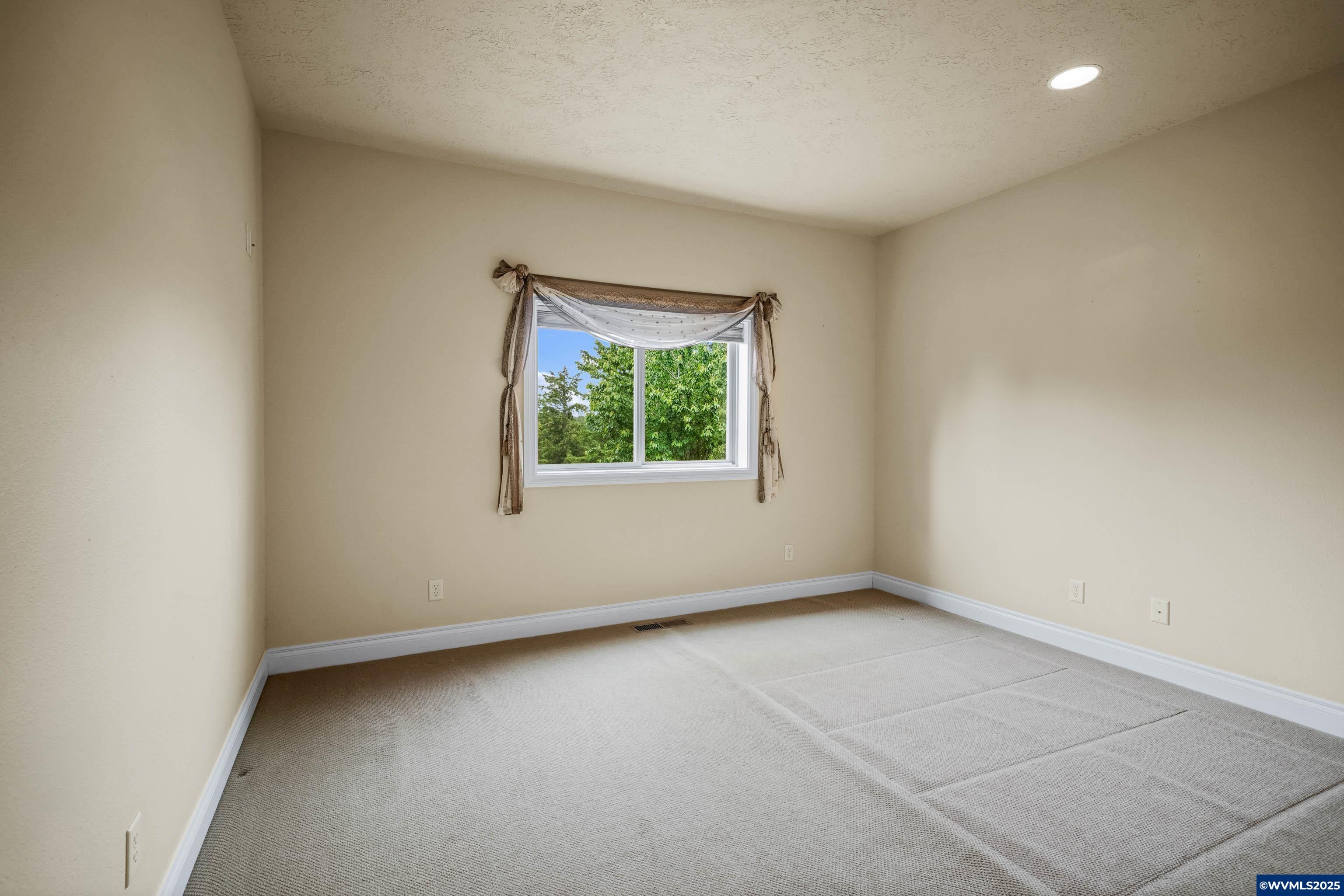 Turner, Oregon, 97392, United States, 4 Bedrooms Bedrooms, ,3 BathroomsBathrooms,Residential,For Sale,1827852