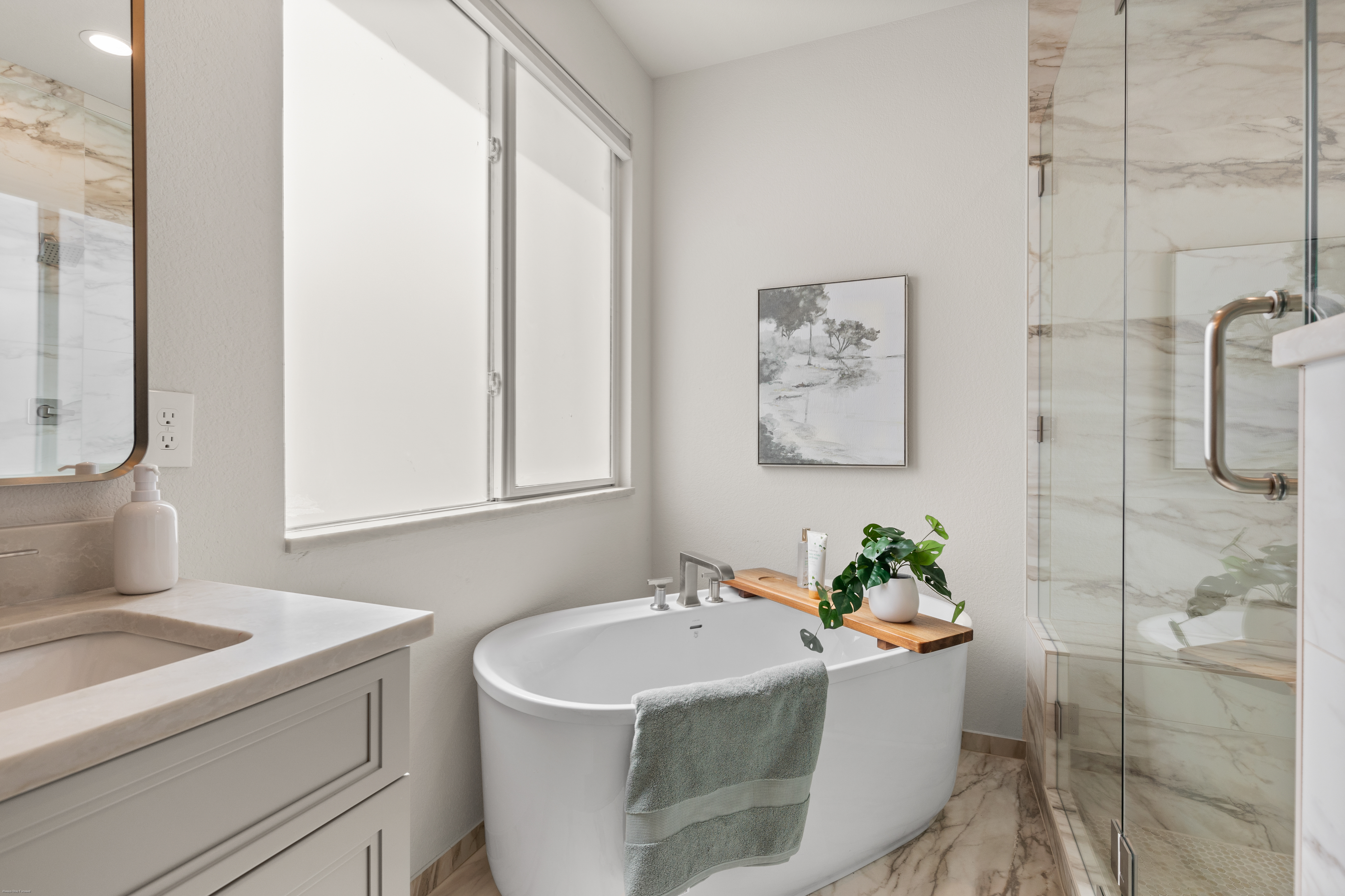  Extensively Renovated Main-Level Living - 物件實景