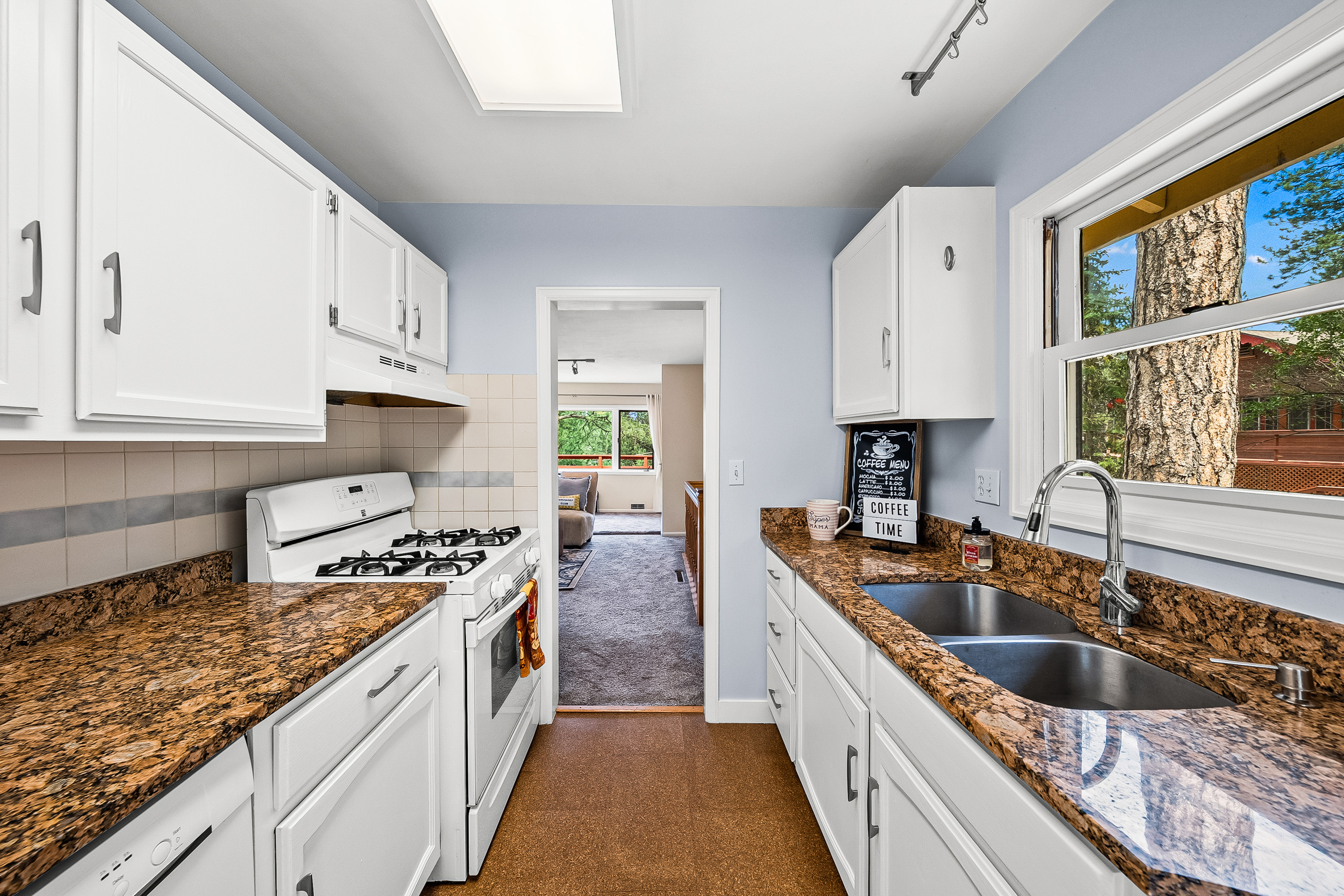  Rare Opportunity to Own 2 Homes Just Steps Away from Coveted Evergreen Lake - 物件實景