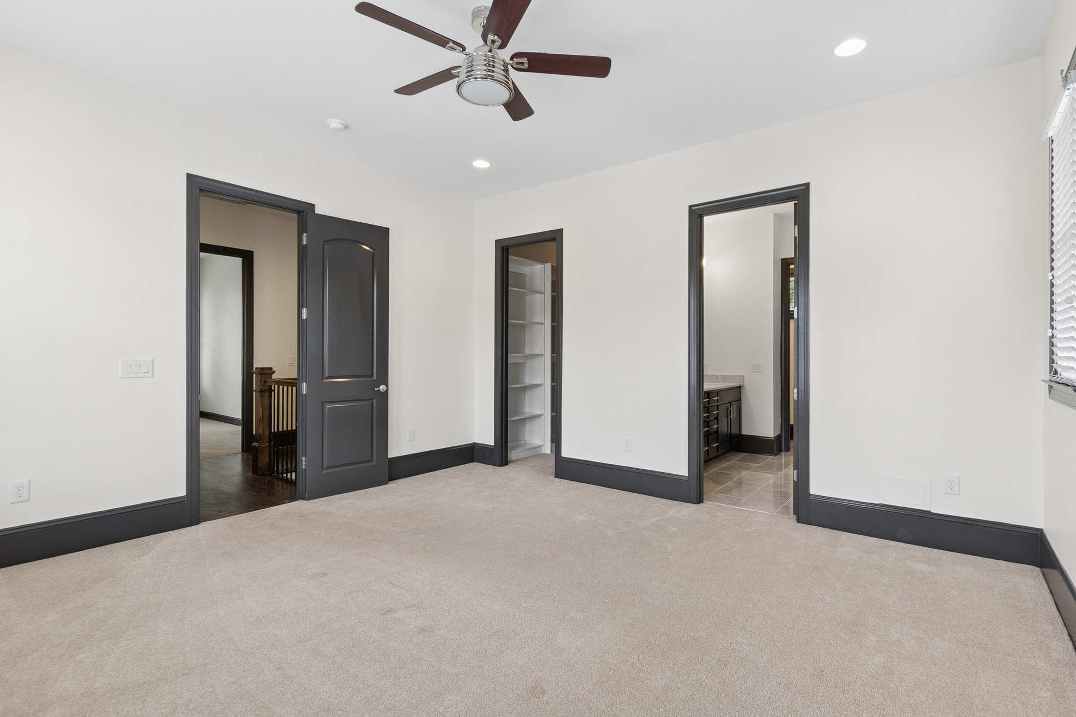  End-Unit Townhome with Fenced Backyard in Prime Location - 物件實景