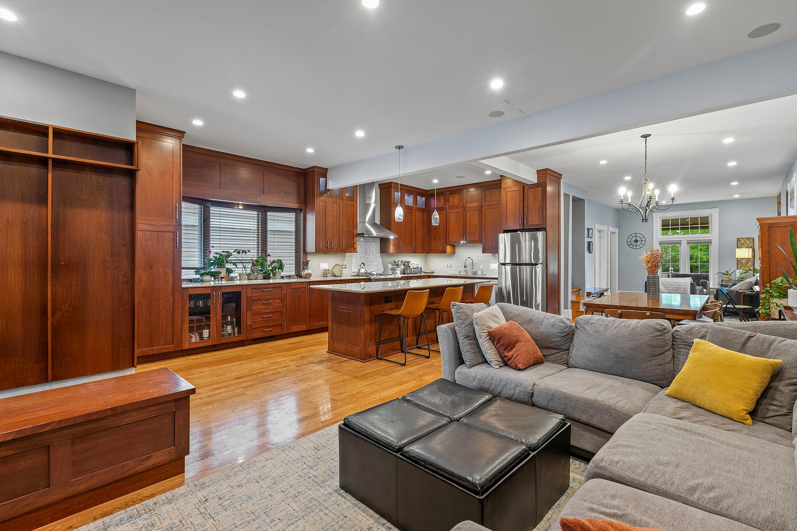 Chicago, Illinois, 60641, United States, 5 Bedrooms Bedrooms, ,3 BathroomsBathrooms,Residential,For Sale,1891255