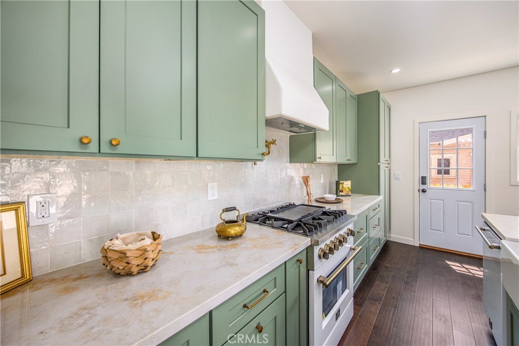 Los Angeles, California, 90043, United States, 3 Bedrooms Bedrooms, ,2 BathroomsBathrooms,Residential,For Sale,1986157