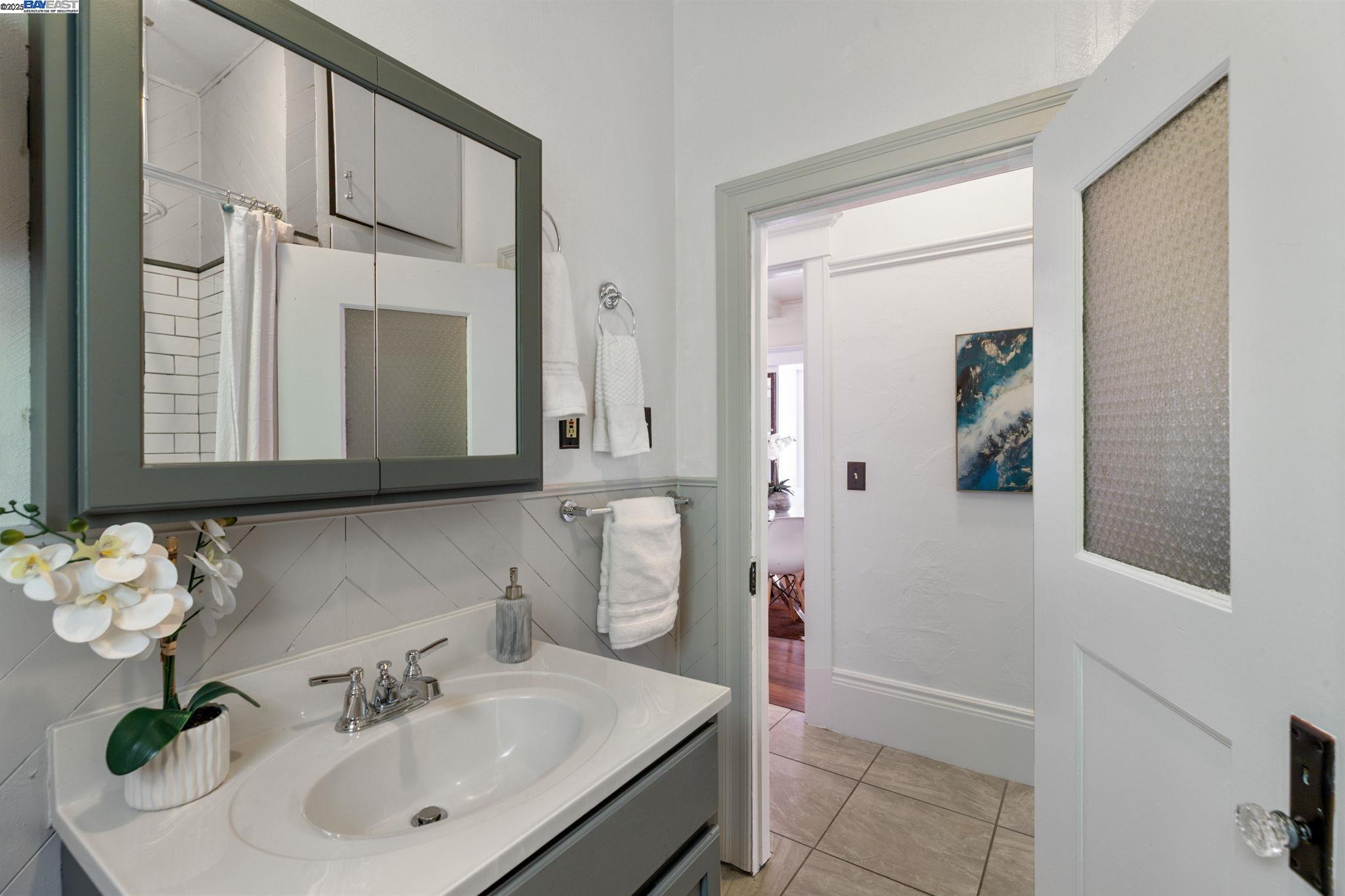 Oakland, California, 94606, United States, 3 Bedrooms Bedrooms, ,2 BathroomsBathrooms,Residential,For Sale,1839089