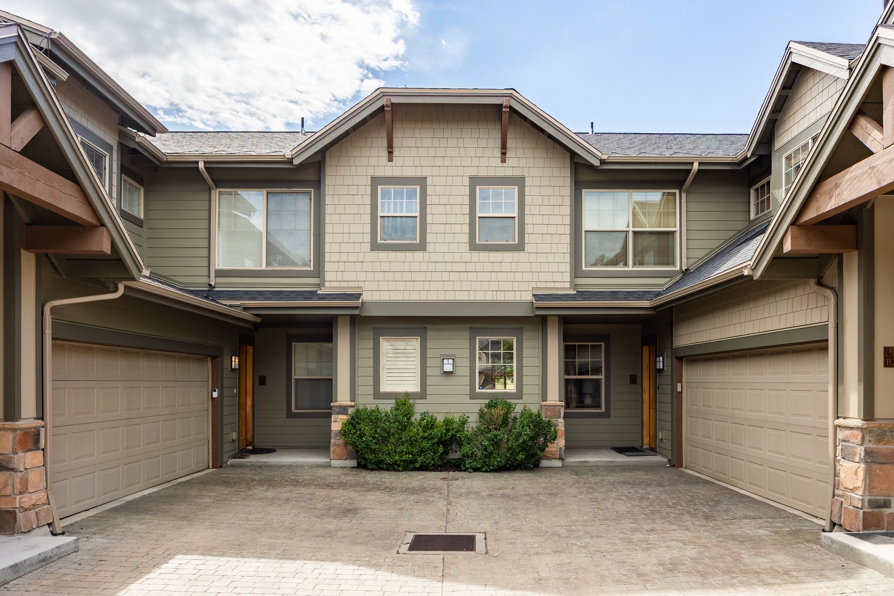  Exceptional Fox Point Townhome with Mountain Views & Prime Location - 物件實景