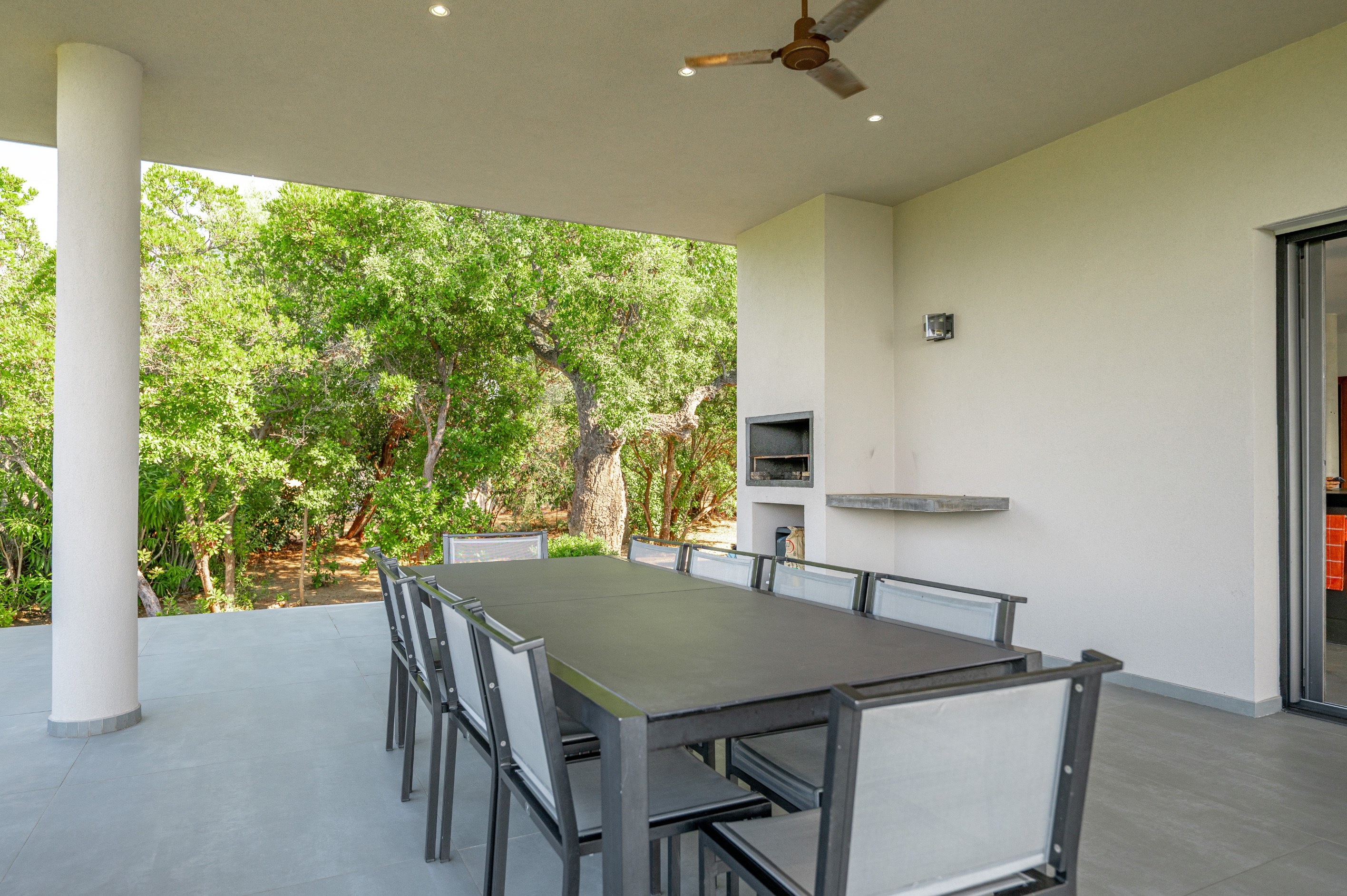  Contemporary 300 sqm villa with a mirror pool in Pinarello – 5 suites - 物件實景