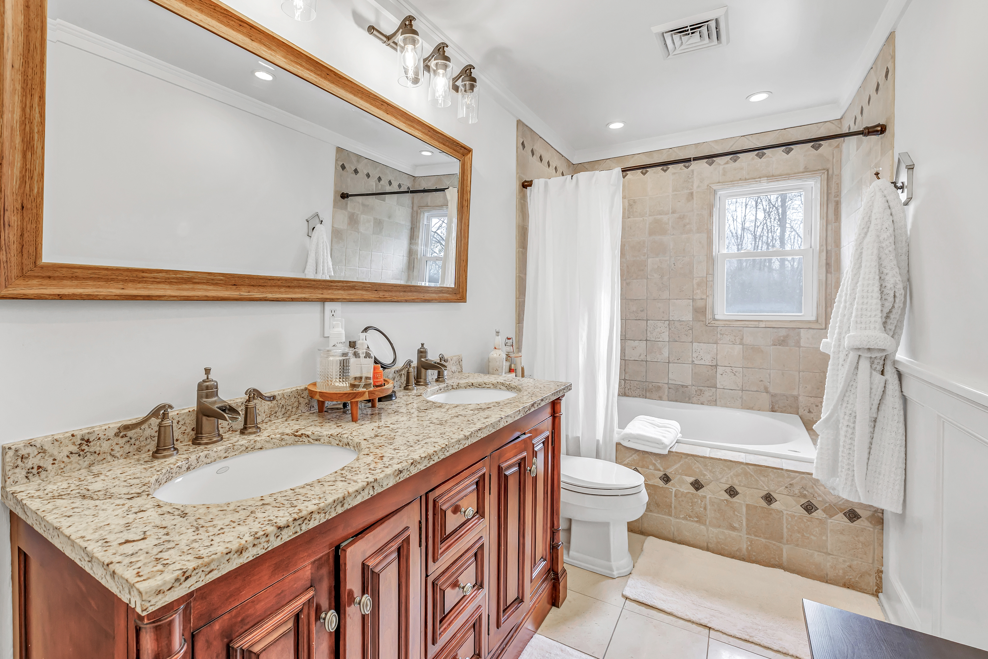 Danbury, Connecticut, 06811, United States, 10 Bedrooms Bedrooms, ,5 BathroomsBathrooms,Residential,For Sale,1992409