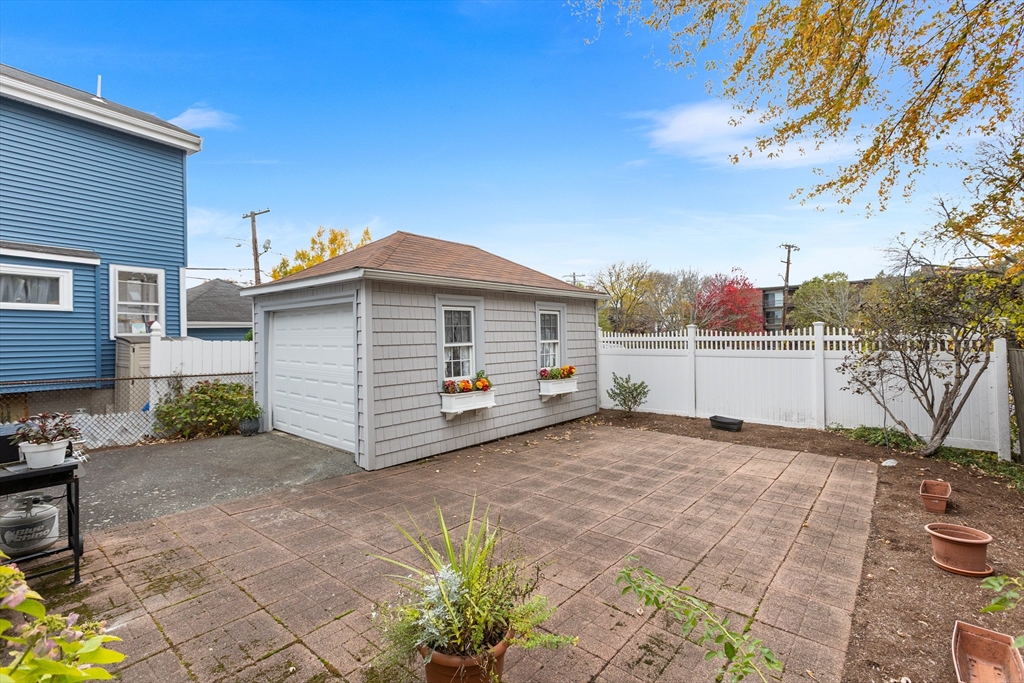 Quincy, Massachusetts, 02170, United States, 3 Bedrooms Bedrooms, ,1 BathroomBathrooms,Residential,For Sale,1988344