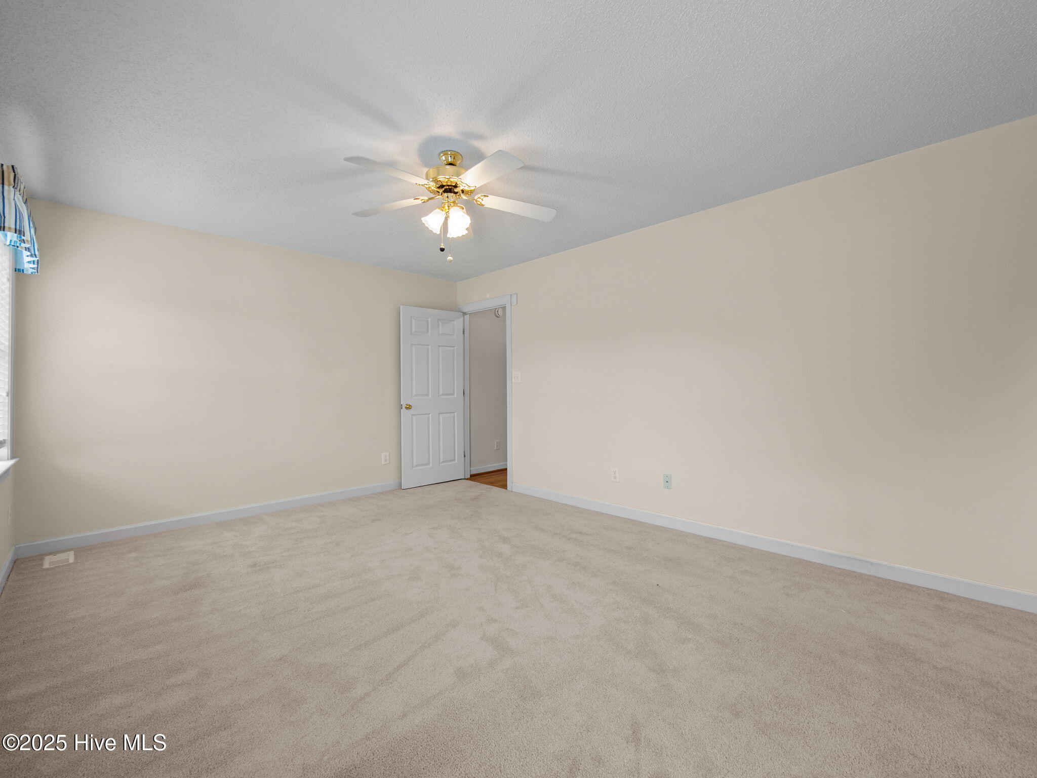Cedar Point, North Carolina, 28584, United States, 3 Bedrooms Bedrooms, ,2 BathroomsBathrooms,Residential,For Sale,1957404