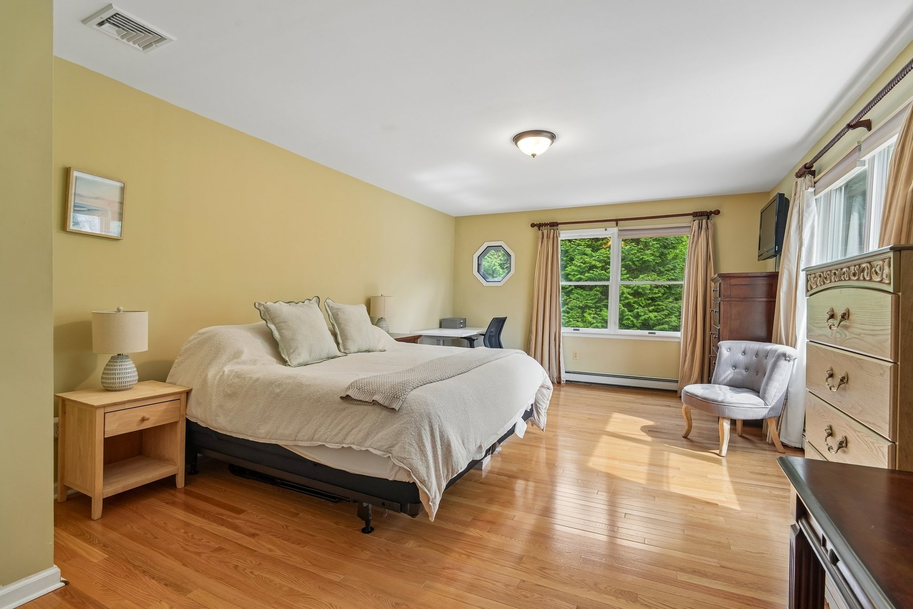 Charming Colonial Offers Comfort and Convenience - 物件實景