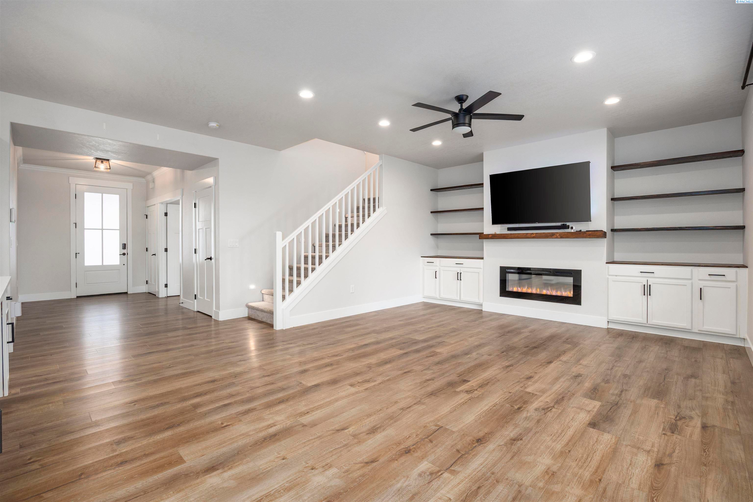 Grandview, Washington, 98930, United States, 5 Bedrooms Bedrooms, ,3 BathroomsBathrooms,Residential,For Sale,1988632