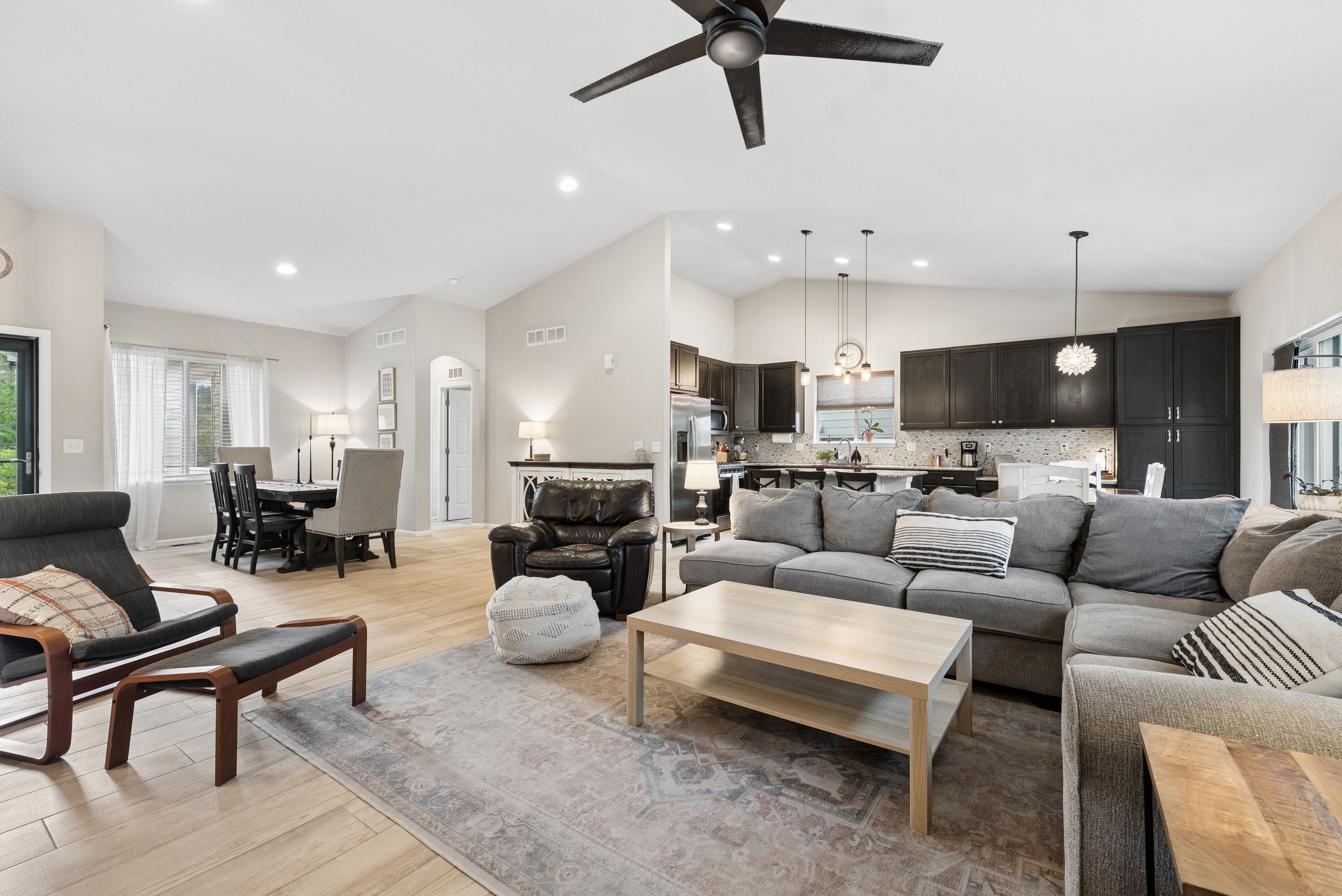  Main Level Living Paired With An Exceptional Location - 物件實景