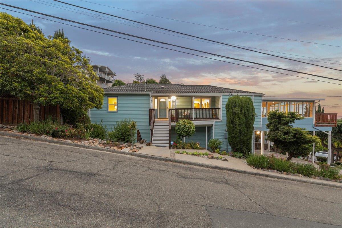 Castro Valley, California, 94546, United States, 4 Bedrooms Bedrooms, ,3 BathroomsBathrooms,Residential,For Sale,1989178