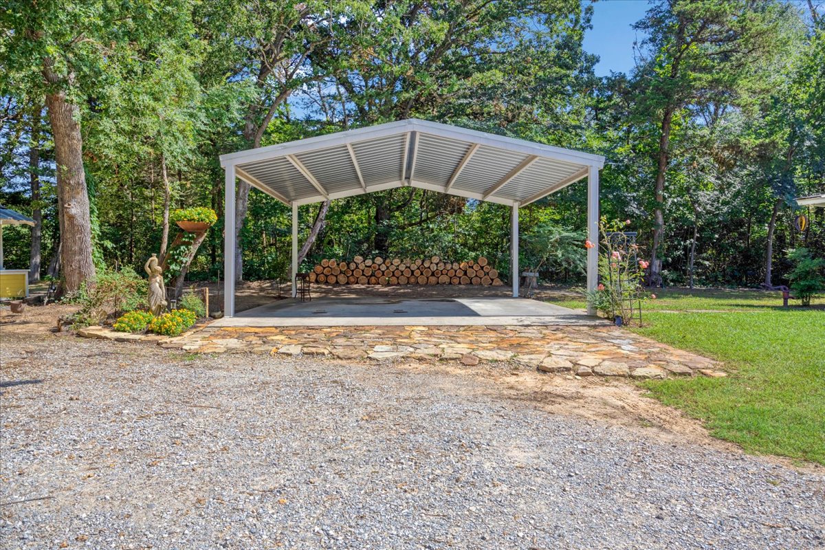 Bonham, Texas, 75418, United States, 6 Bedrooms Bedrooms, ,3 BathroomsBathrooms,Residential,For Sale,1983606