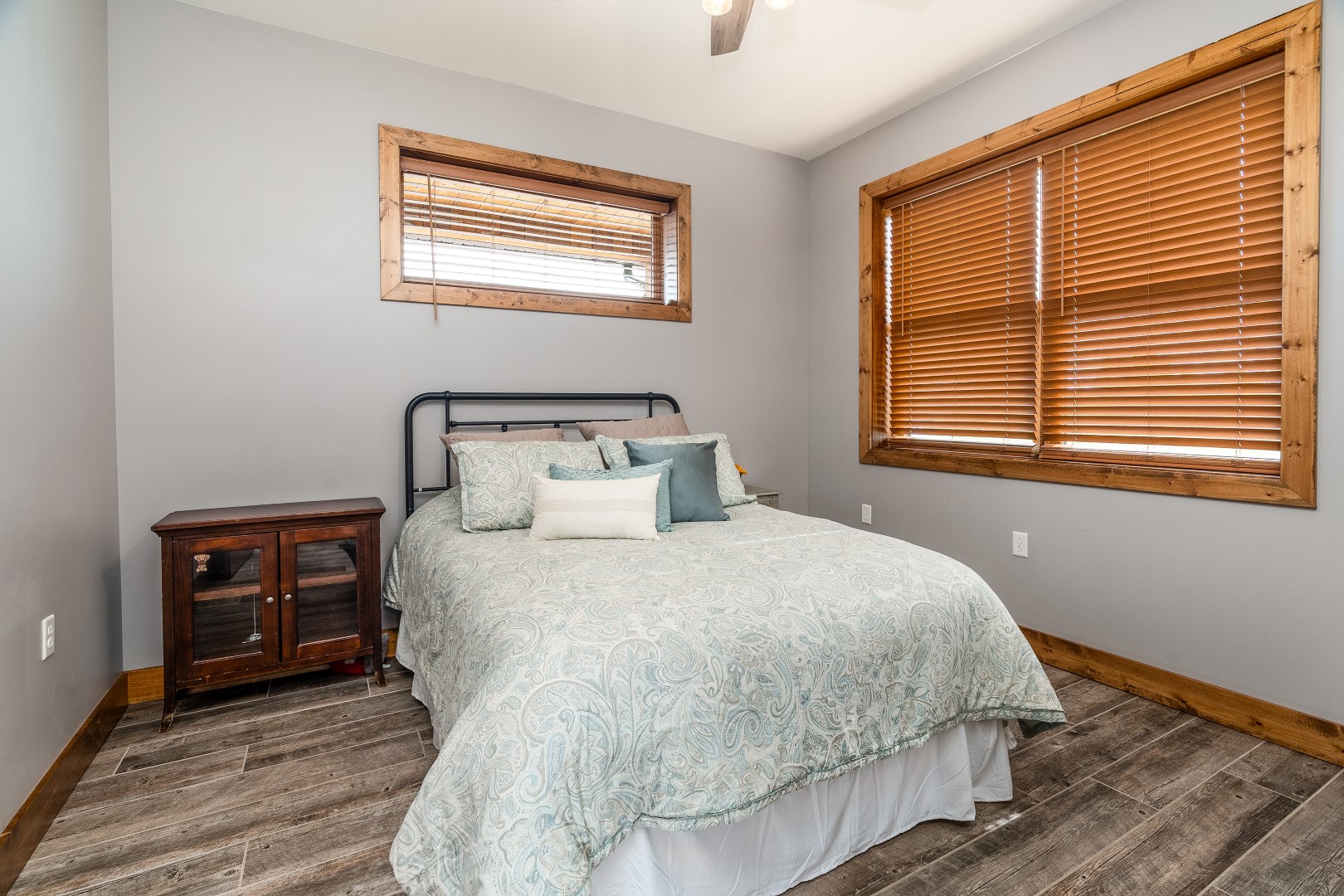 Carbondale, Illinois, 62902, United States, 3 Bedrooms Bedrooms, ,8 BathroomsBathrooms,Residential,For Sale,1986074