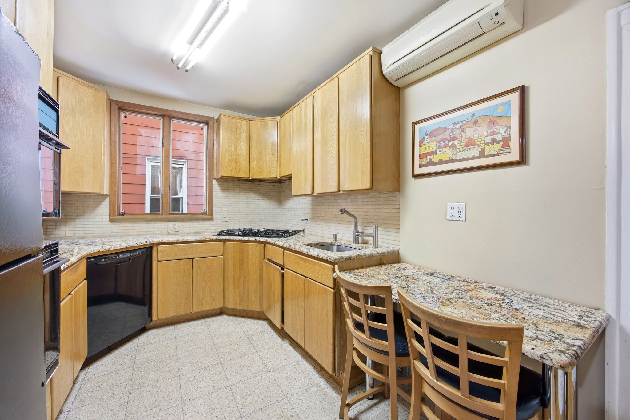  1077 E36th Street - 物件實景