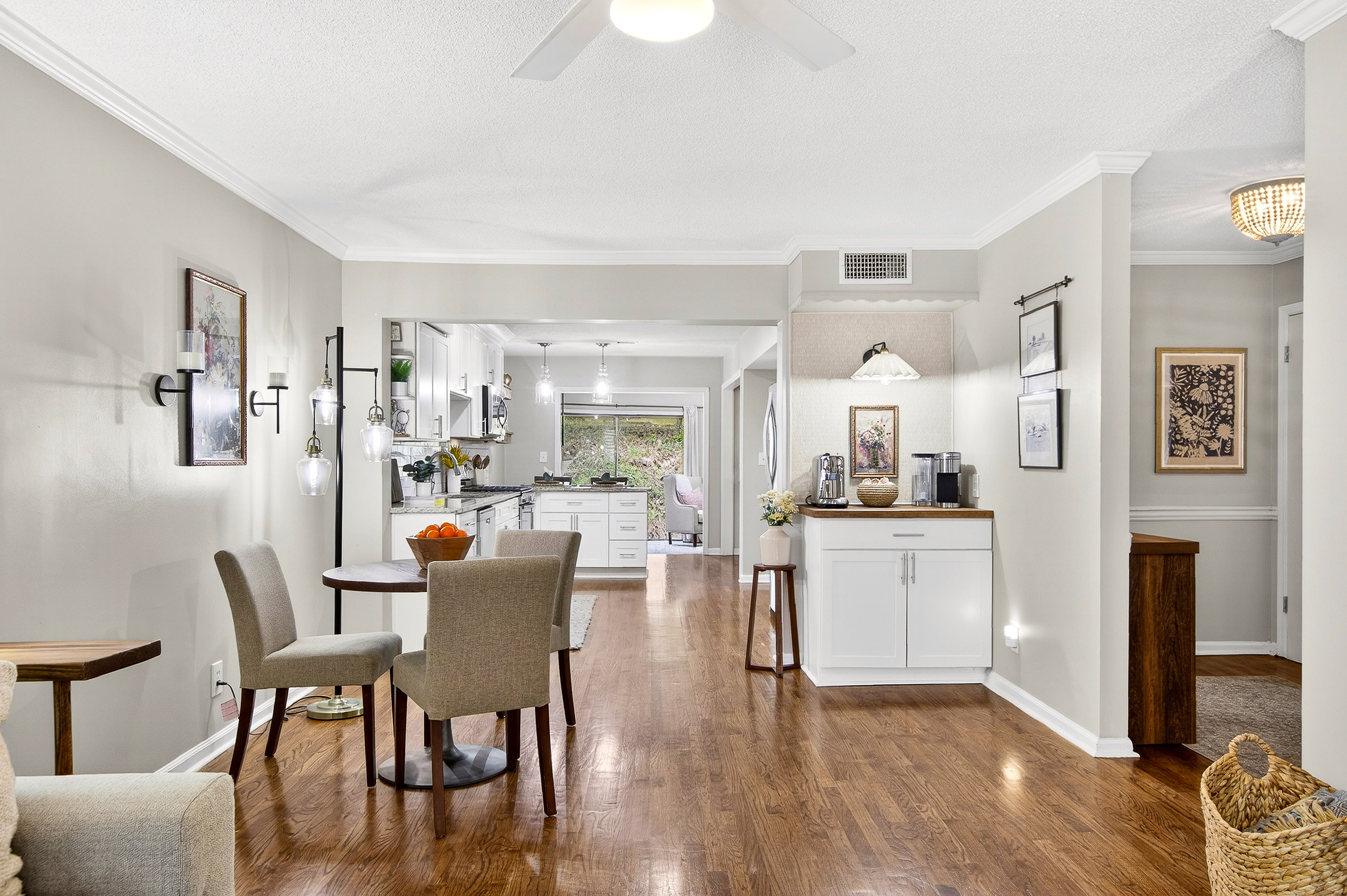  Spacious and Updated Townhome Offers Comfort, Charm and Convenience - 物件實景