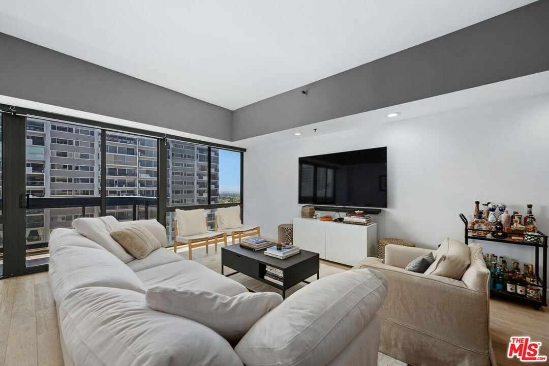 Los Angeles, California, 90024, United States, 2 Bedrooms Bedrooms, ,2 BathroomsBathrooms,Residential,For Sale,1901697