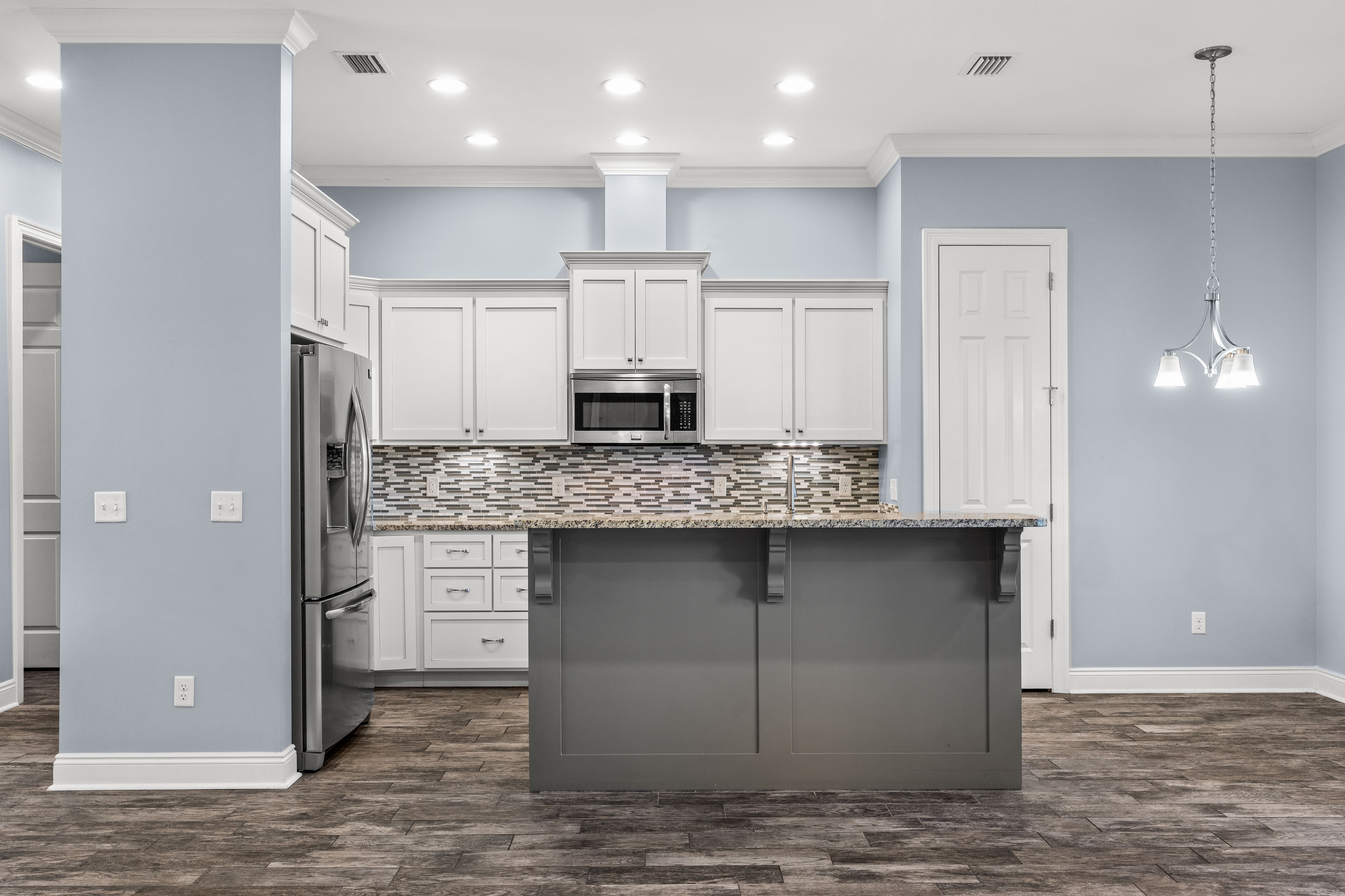 Spacious Custom Home With Energy-Efficient Design Near Schools And Everyday Serv - 物件實景