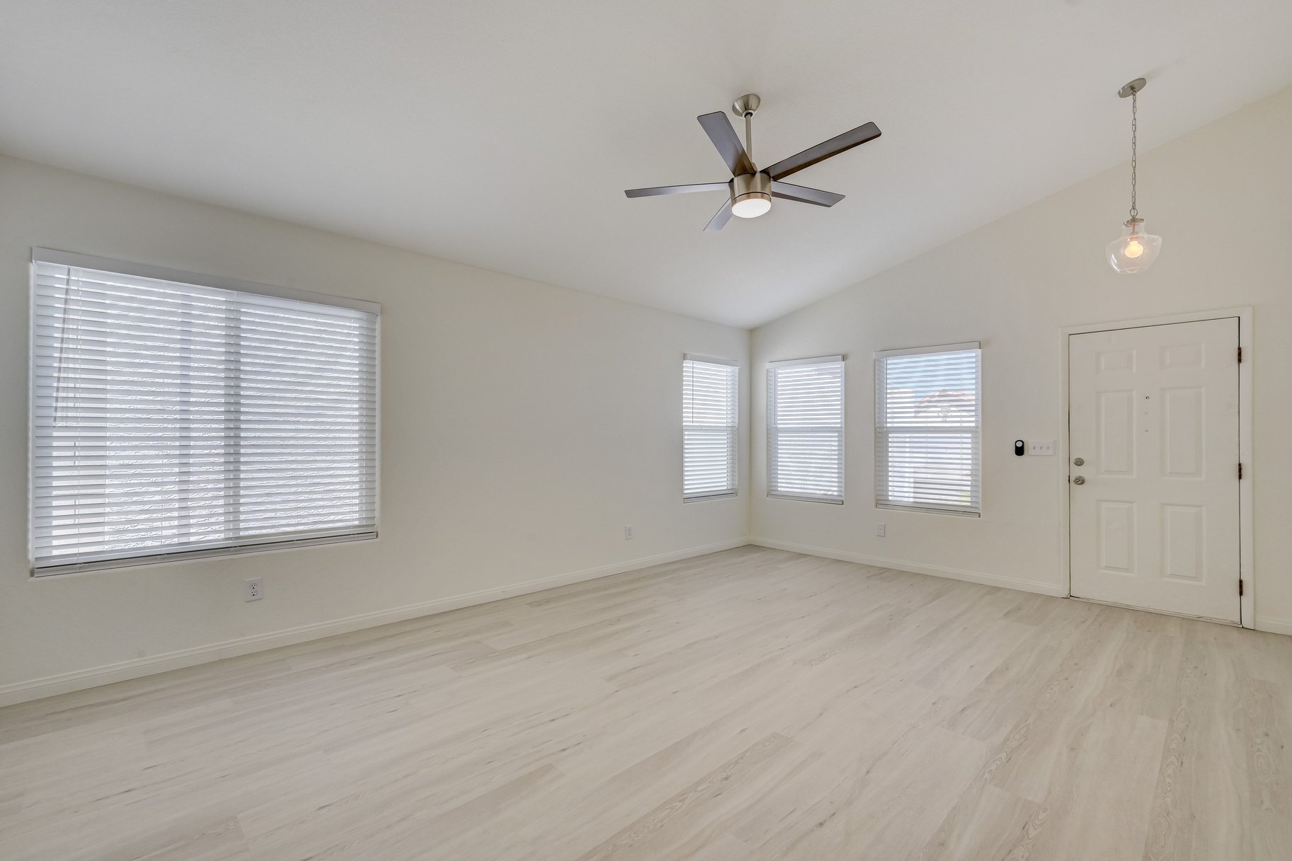  Newly Updated 3 Bed 2 Bath - 物件實景