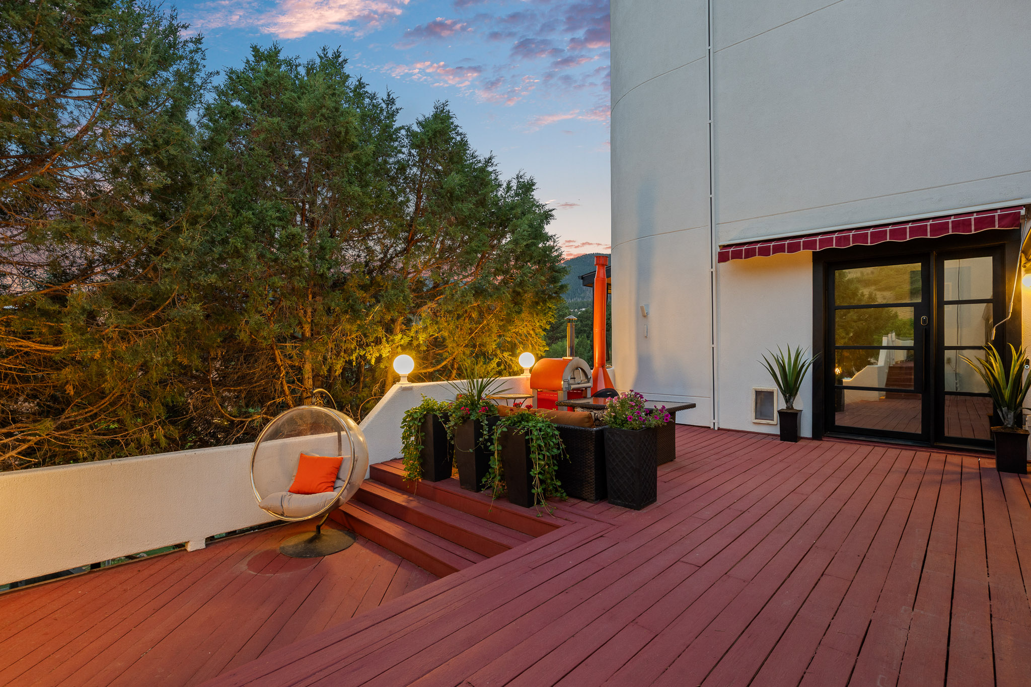  Set against the red rocks of Perry Park with a bold white stucco exterior - 物件實景