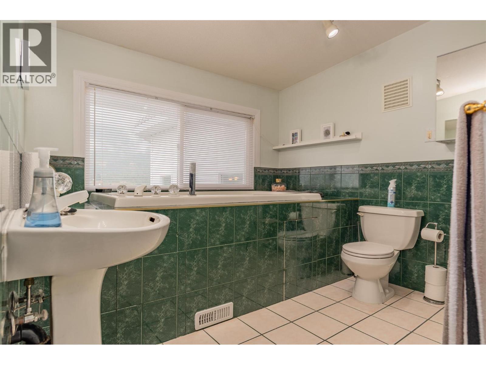 CASTLEGAR, British Columbia, V1N 2S5, CA, 5 Bedrooms Bedrooms, ,3 BathroomsBathrooms,Residential,For Sale,1918306