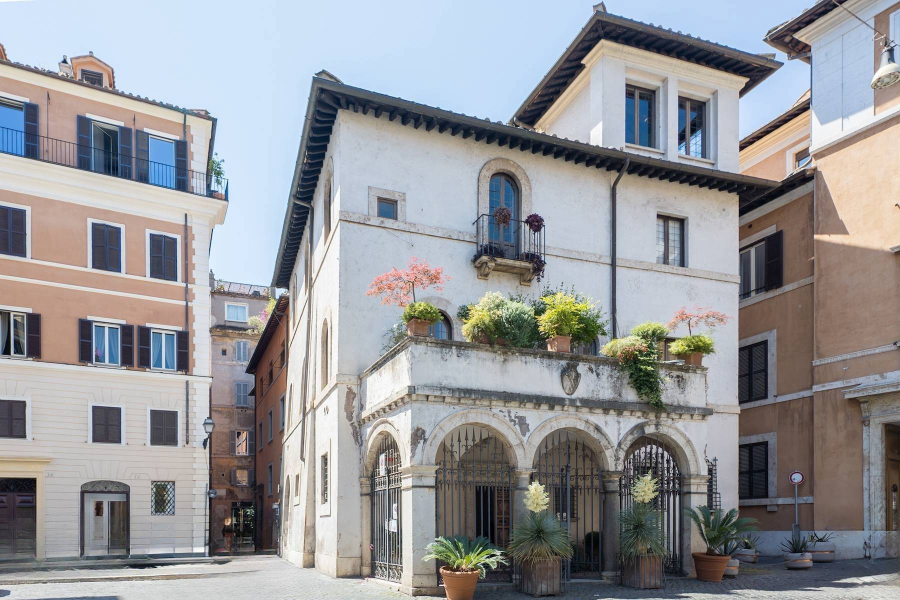 Renaissance mansion in the heart of Rome