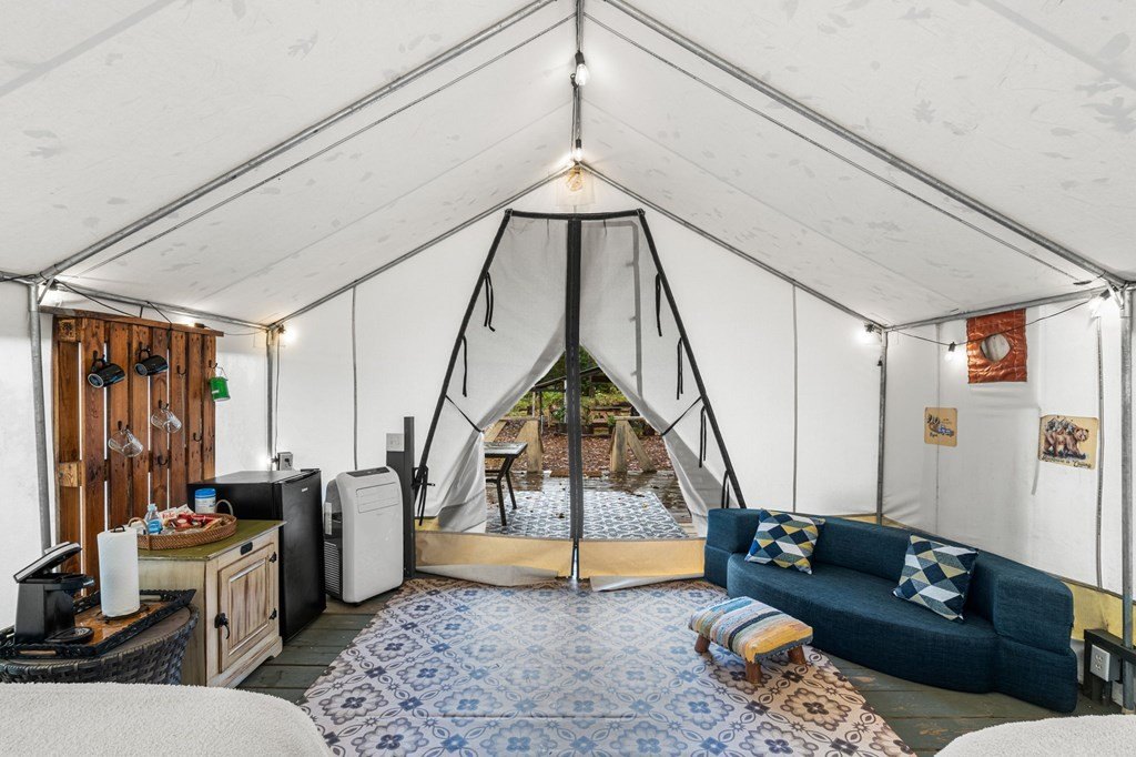 Brasstown, North Carolina, 28902, United States, 3 Bedrooms Bedrooms, ,3 BathroomsBathrooms,Residential,For Sale,1986118