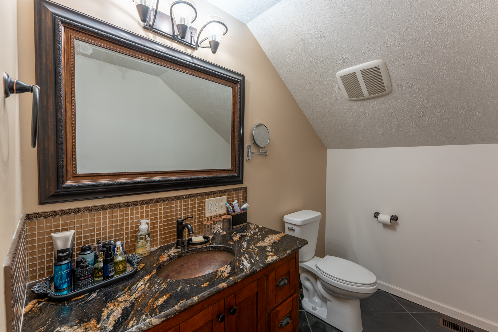 W Frankfort, Illinois, 62896, United States, 5 Bedrooms Bedrooms, ,4 BathroomsBathrooms,Residential,For Sale,1929151