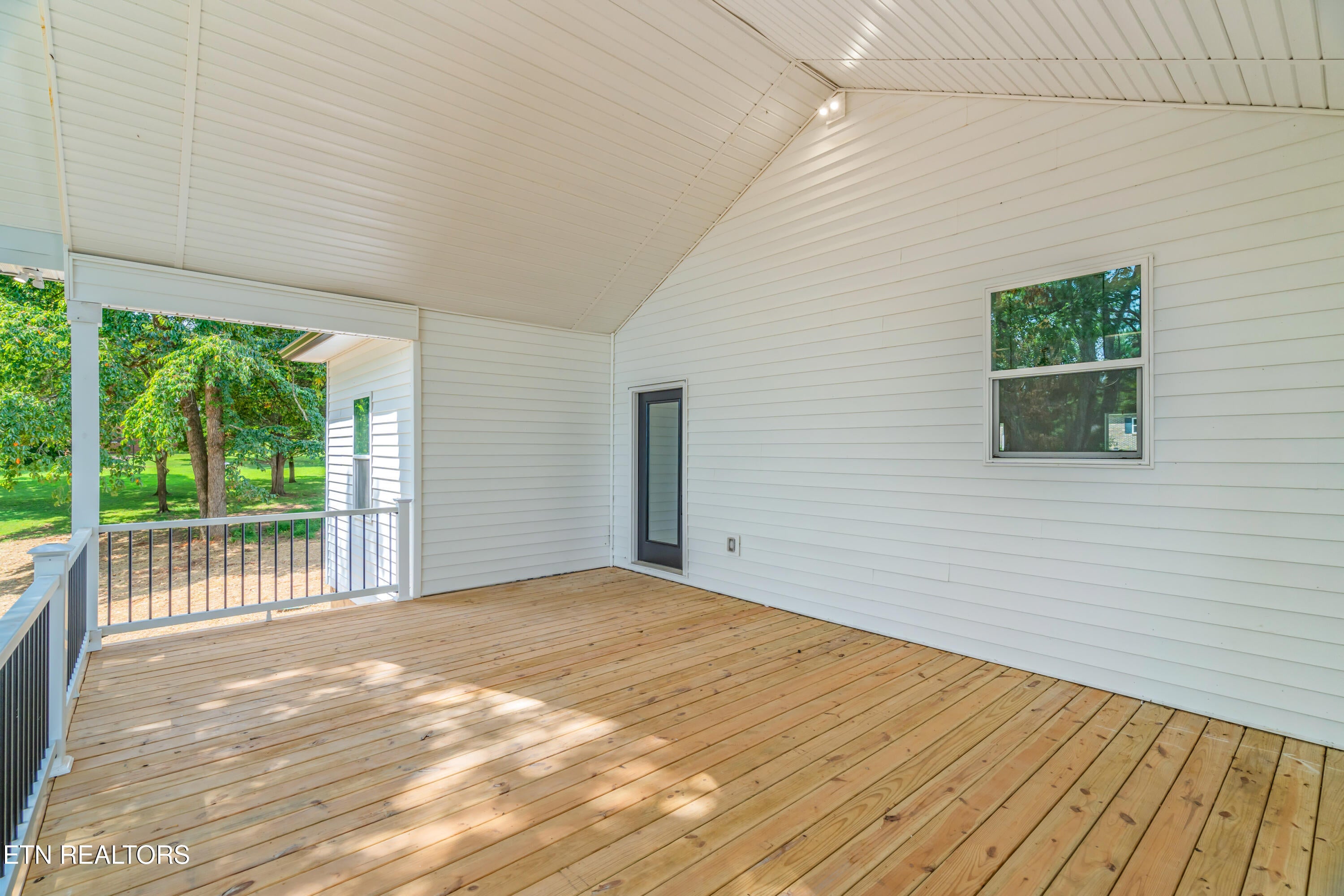 Kingston, Tennessee, 37763, United States, 3 Bedrooms Bedrooms, ,2 BathroomsBathrooms,Residential,For Sale,1907401
