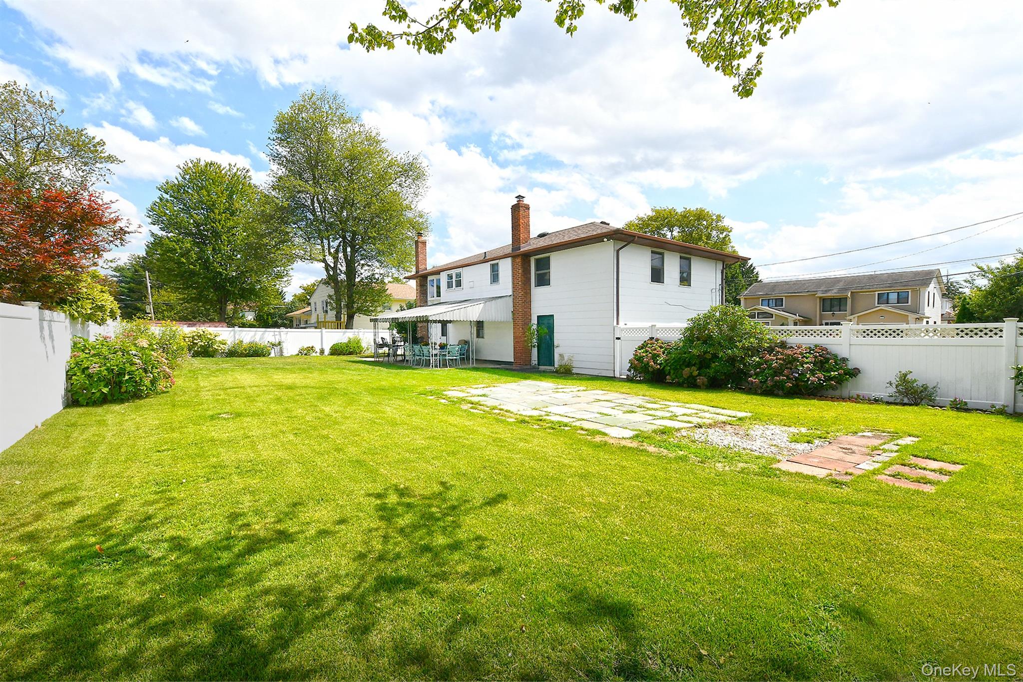 Hicksville, New York, 11801, United States, 3 Bedrooms Bedrooms, ,3 BathroomsBathrooms,Residential,For Sale,1932624