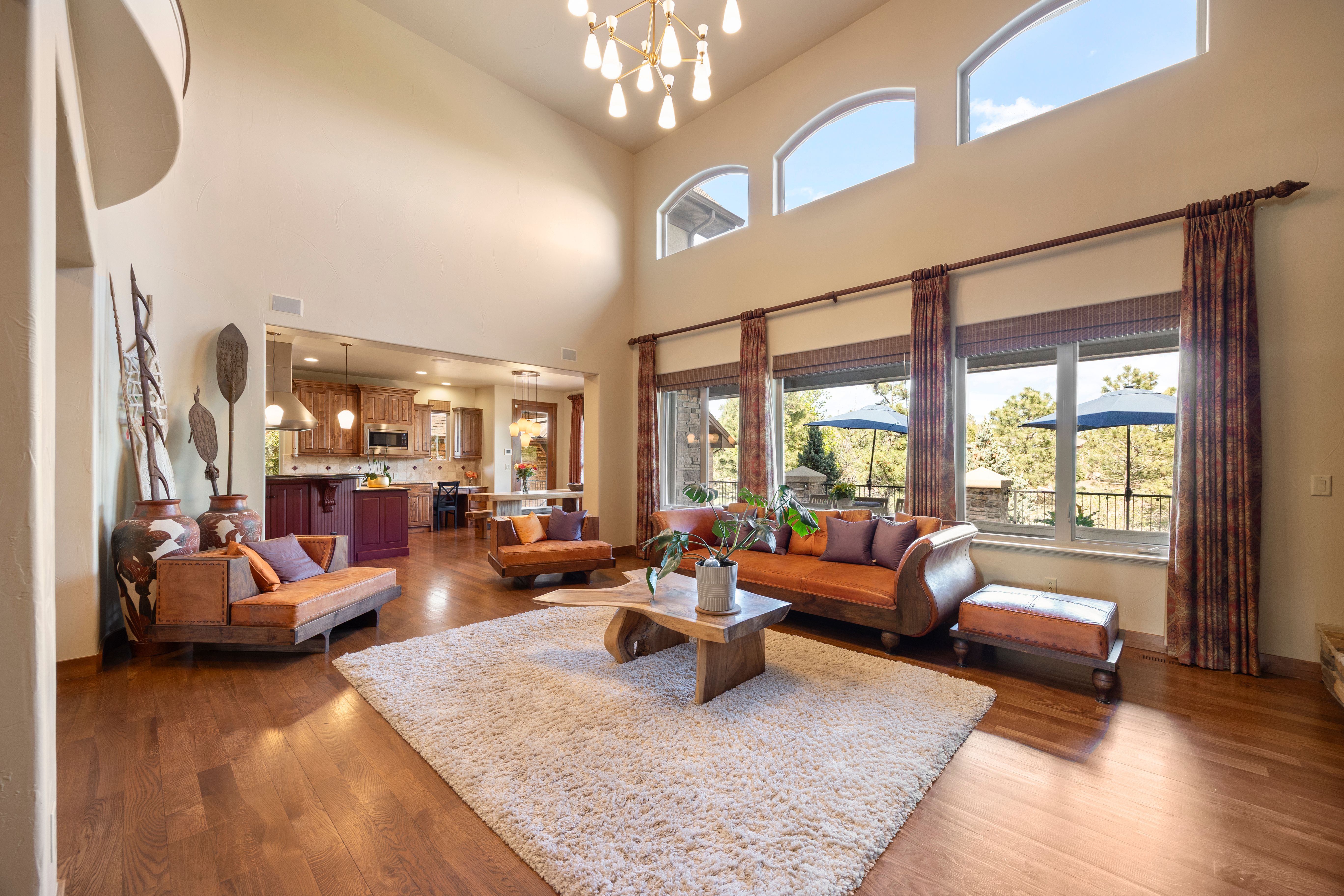  This Mountain Traditional residence is defined by its grand scale, - 物件實景