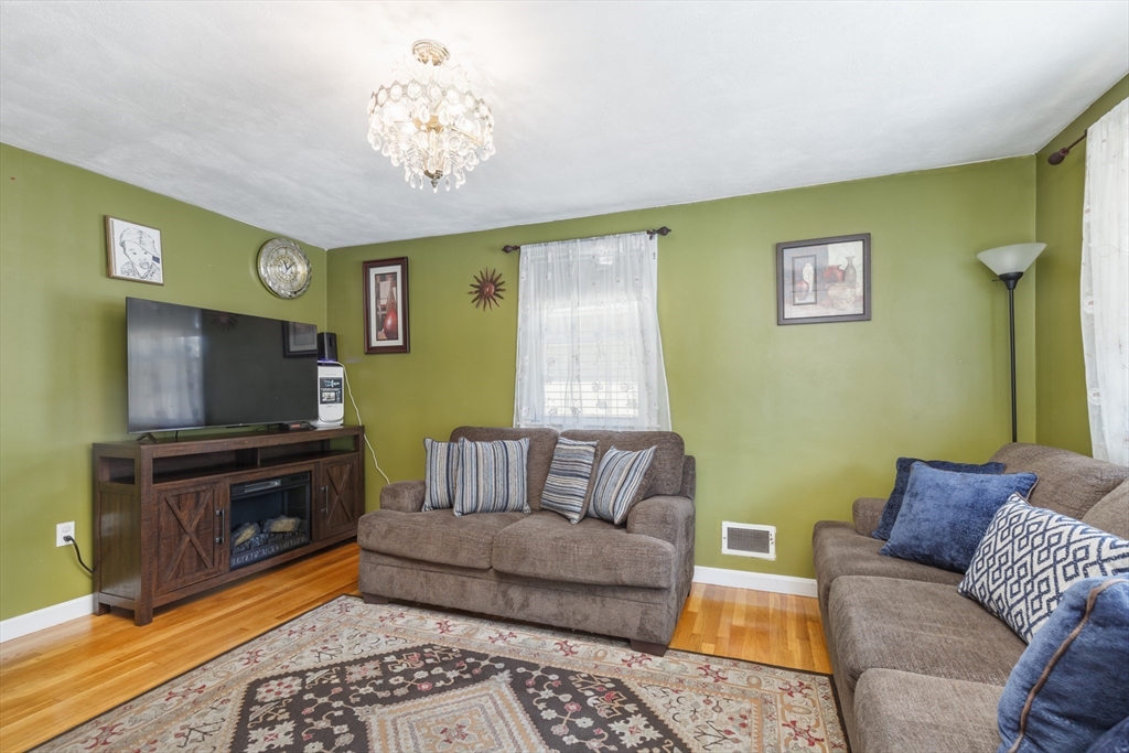 Waltham, Massachusetts, 02451, United States, 3 Bedrooms Bedrooms, ,2 BathroomsBathrooms,Residential,For Sale,1894263