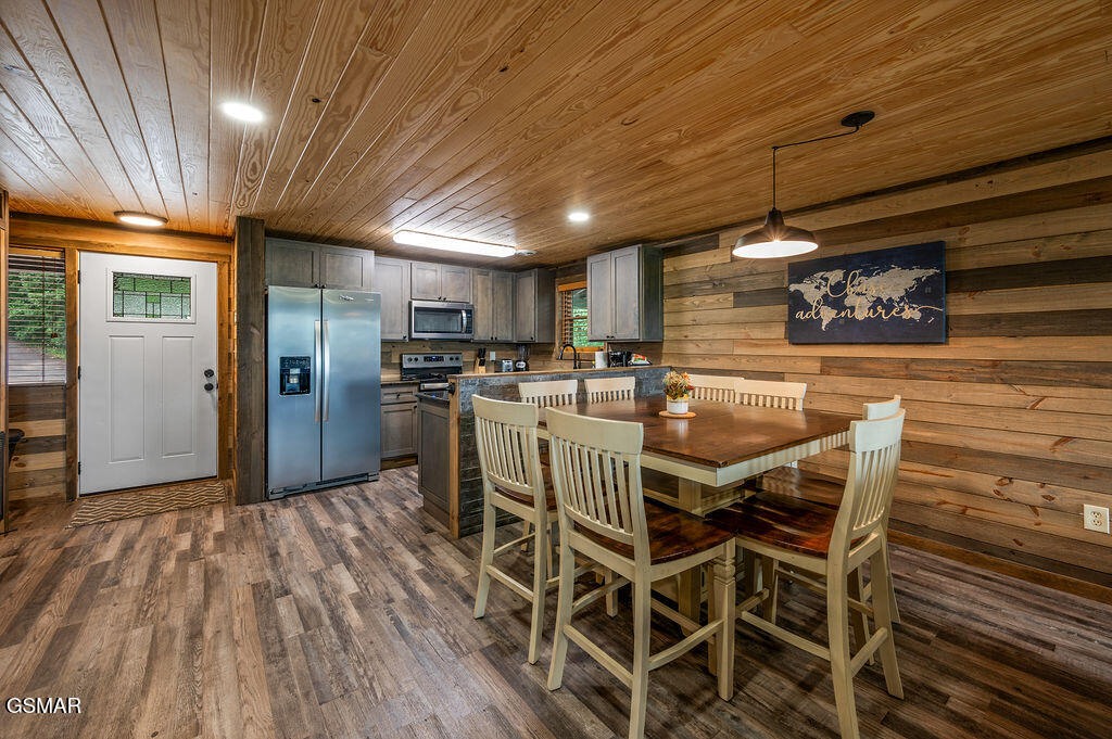 Sevierville, Tennessee, 37876, United States, 4 Bedrooms Bedrooms, ,6 BathroomsBathrooms,Residential,For Sale,2008845