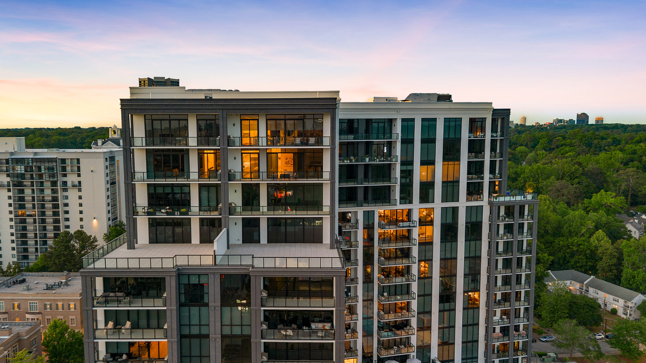  Stunning 17th Floor Corner Unit with Architectural Upgrades - 物件實景