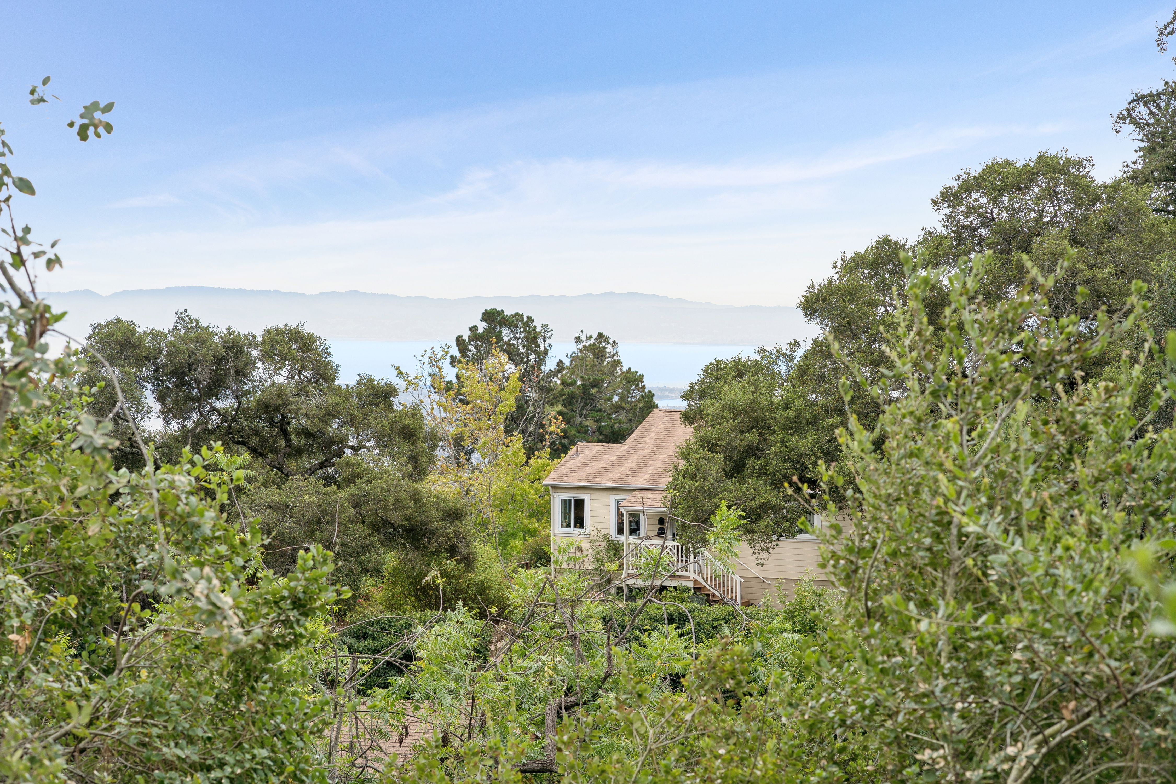  Stunning Crestmont Hillside Retreat with Sweeping Bay Views - 物件實景