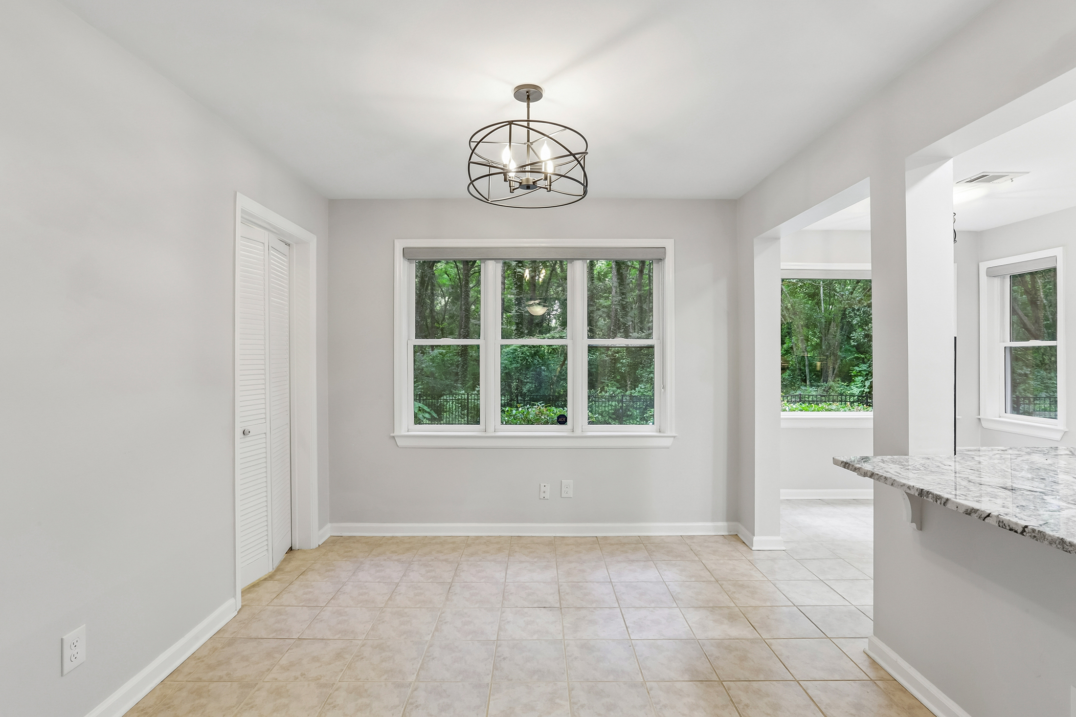  Completely Renovated Move-In Ready End Unit - 物件實景