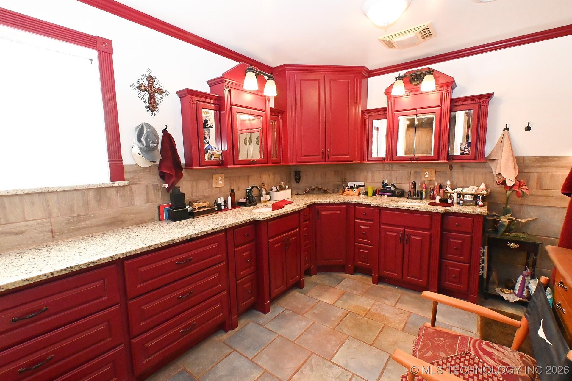 Sallisaw, Oklahoma, 74955, United States, 6 Bedrooms Bedrooms, ,4 BathroomsBathrooms,Residential,For Sale,2009244