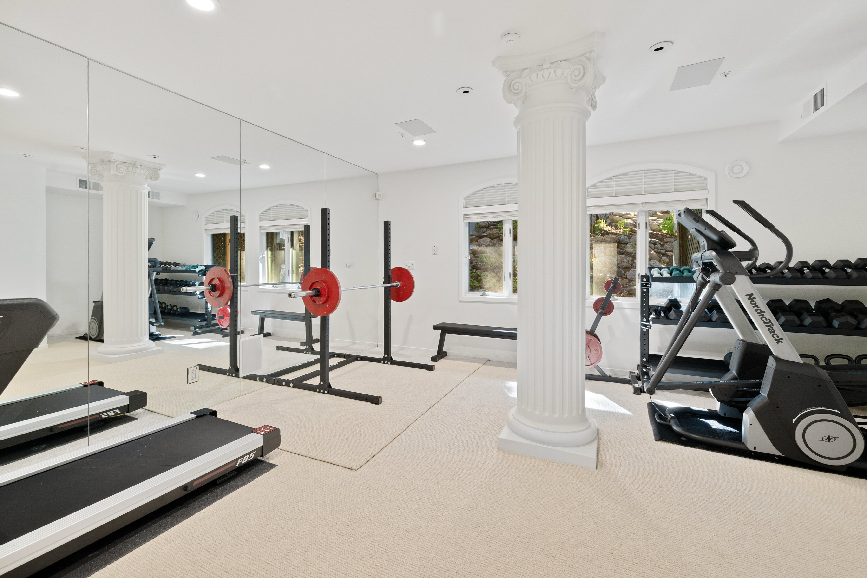  Legendary Gated Panoramic Lake View Estate - 物件實景