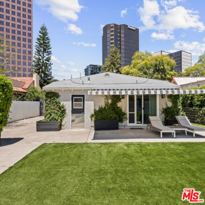 Los Angeles, California, 90048, United States, 3 Bedrooms Bedrooms, ,2 BathroomsBathrooms,Residential,For Sale,1919092