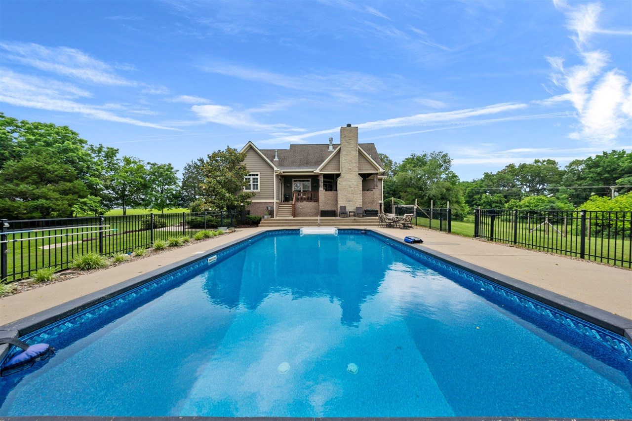 Franklin, Kentucky, 42134, United States, 6 Bedrooms Bedrooms, ,3 BathroomsBathrooms,Residential,For Sale,2002966