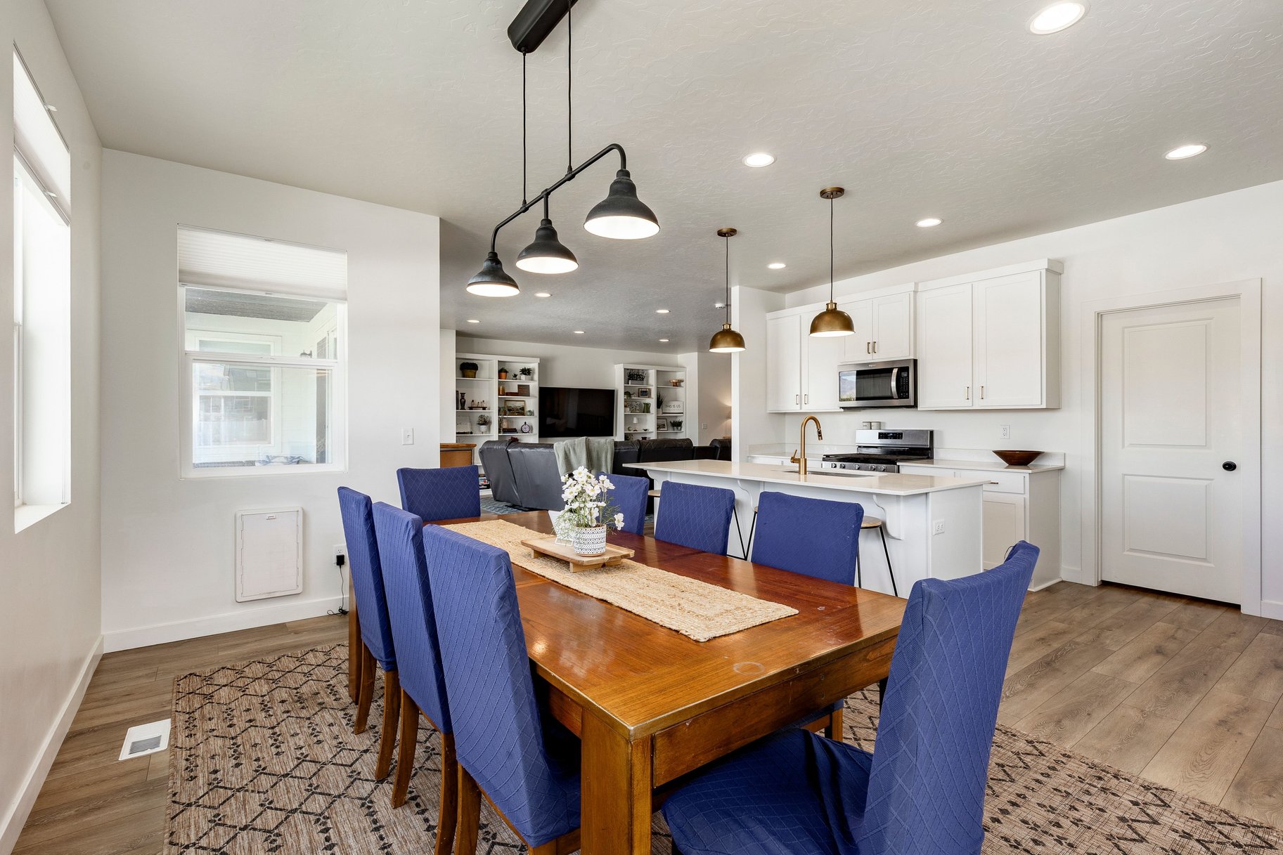  Spacious rambler with ADU. Open design and backyard made for living. - 物件實景