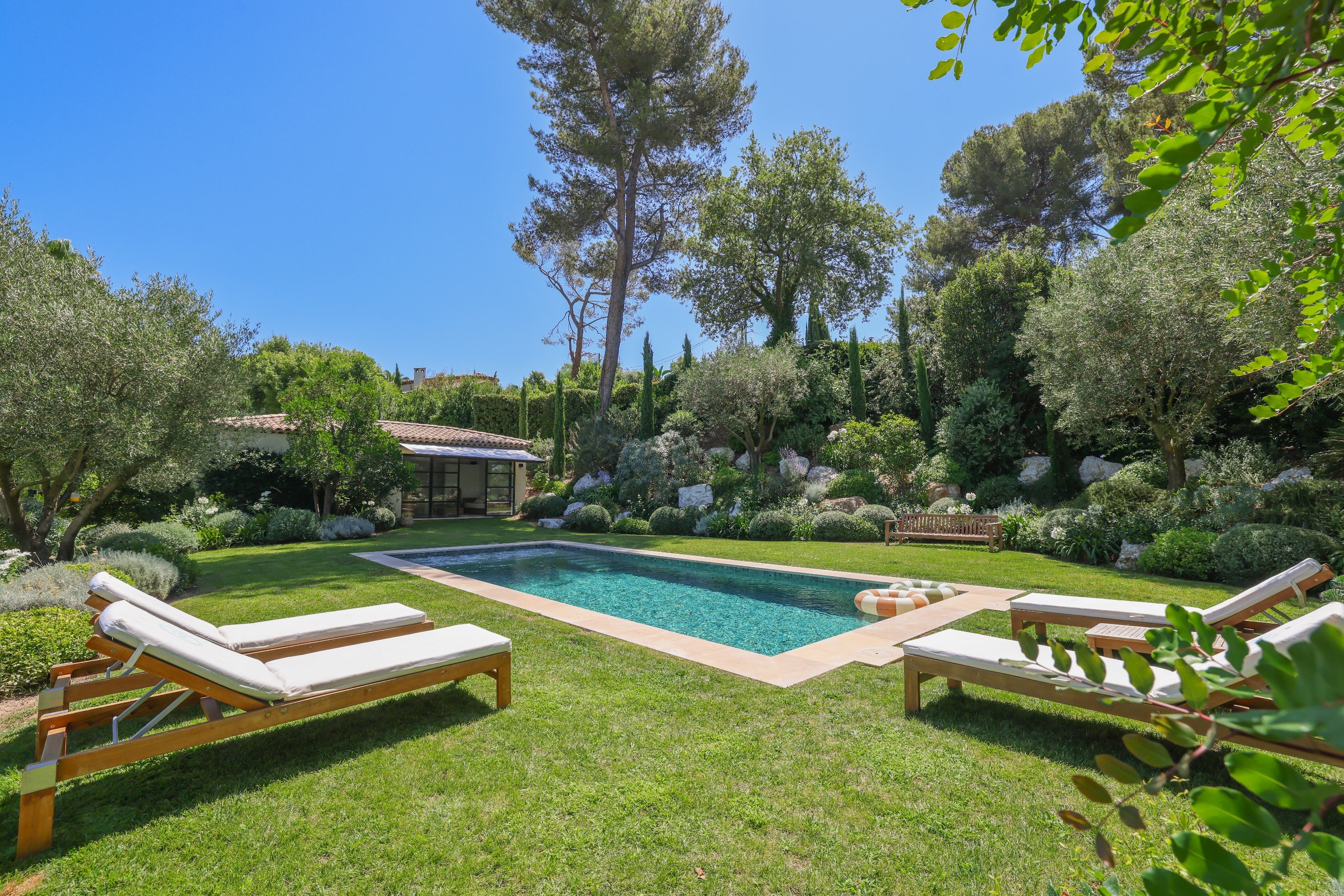  Le Cannet, luxury property for sale with landscaped gardens, heated swimming po… - 物件實景