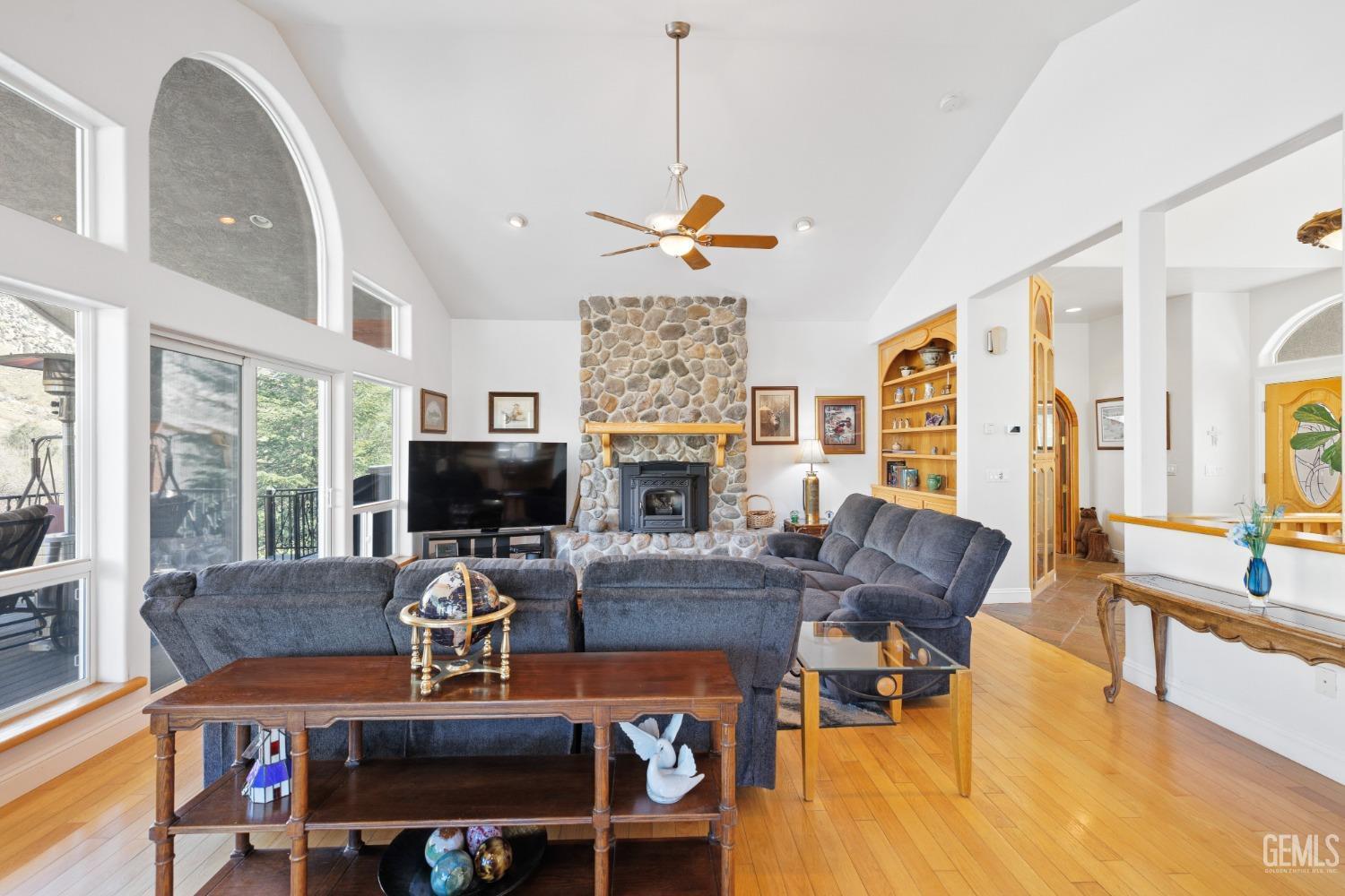 Kernville, California, 93238, United States, 4 Bedrooms Bedrooms, ,3 BathroomsBathrooms,Residential,For Sale,1941989