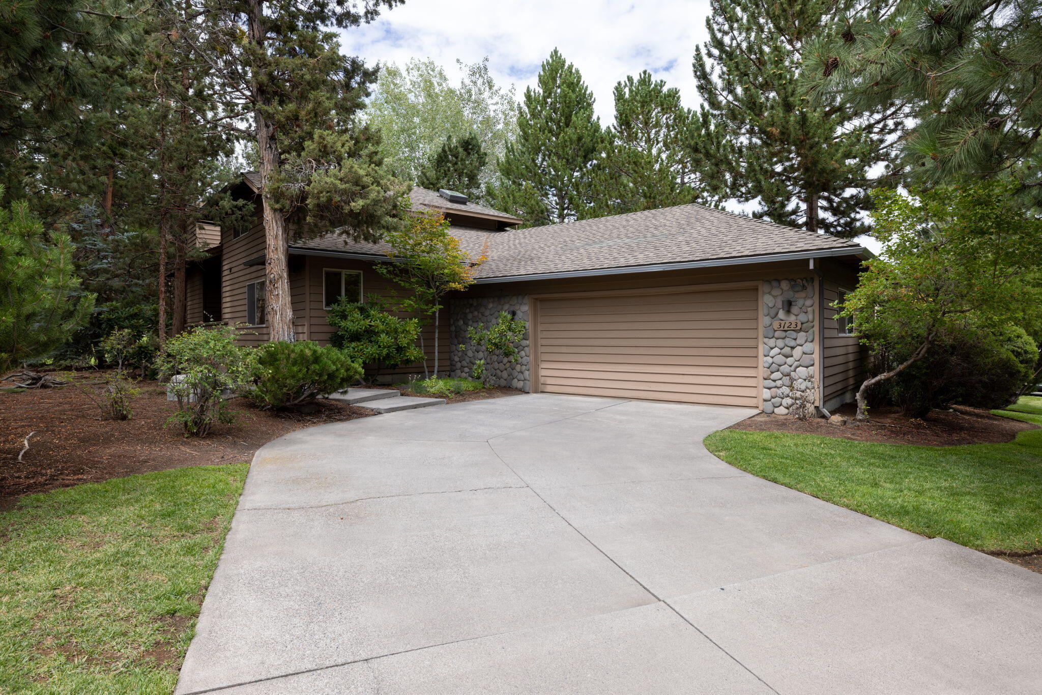 Bend, Oregon, 97703, United States, 3 Bedrooms Bedrooms, ,3 BathroomsBathrooms,Residential,For Sale,1911486