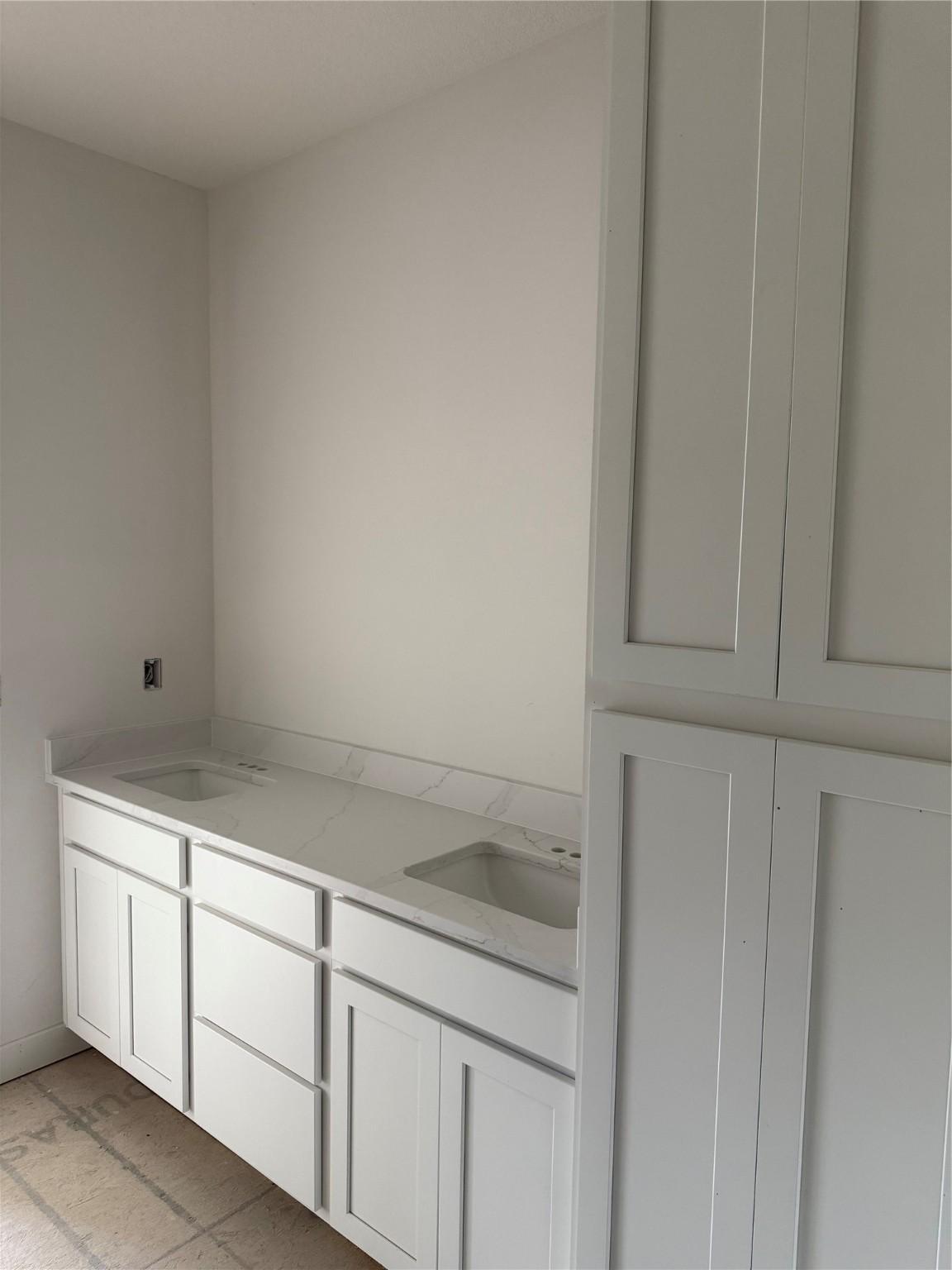 Urbandale, Iowa, 50111, United States, 4 Bedrooms Bedrooms, ,3 BathroomsBathrooms,Residential,For Sale,1872106