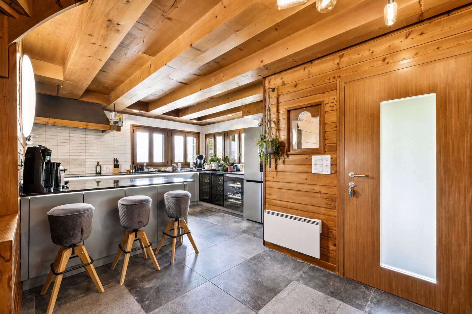  Beautifully renovated chalet with exceptional views - 物件實景