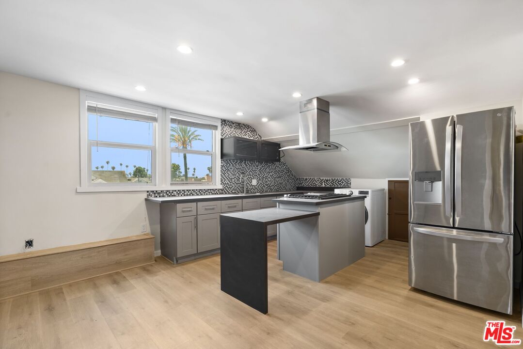 Los Angeles, California, 90006, United States, 7 Bedrooms Bedrooms, ,6 BathroomsBathrooms,Residential,For Sale,1848318
