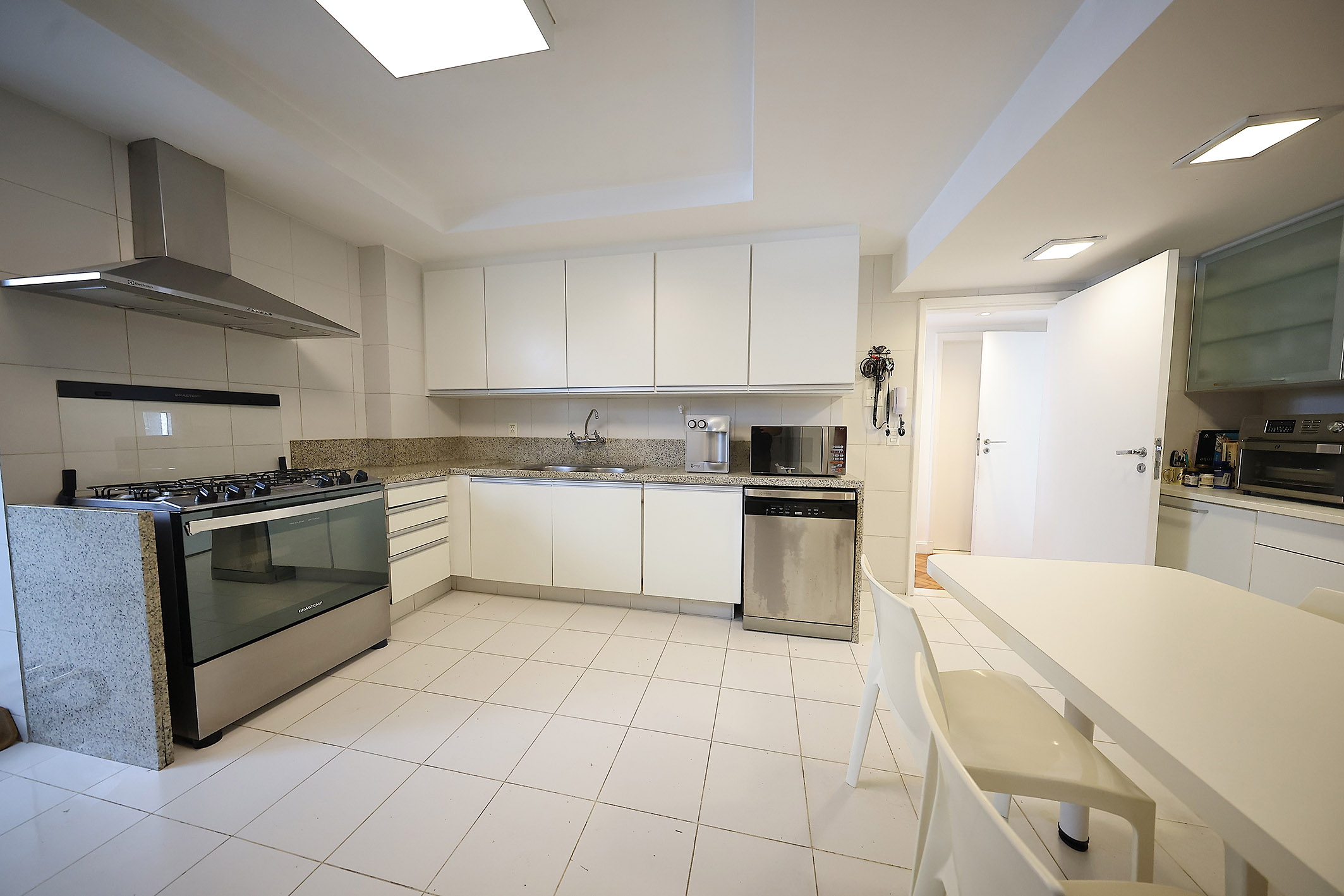  Classic four-bedroom apartment steps from Arpoador - 物件實景