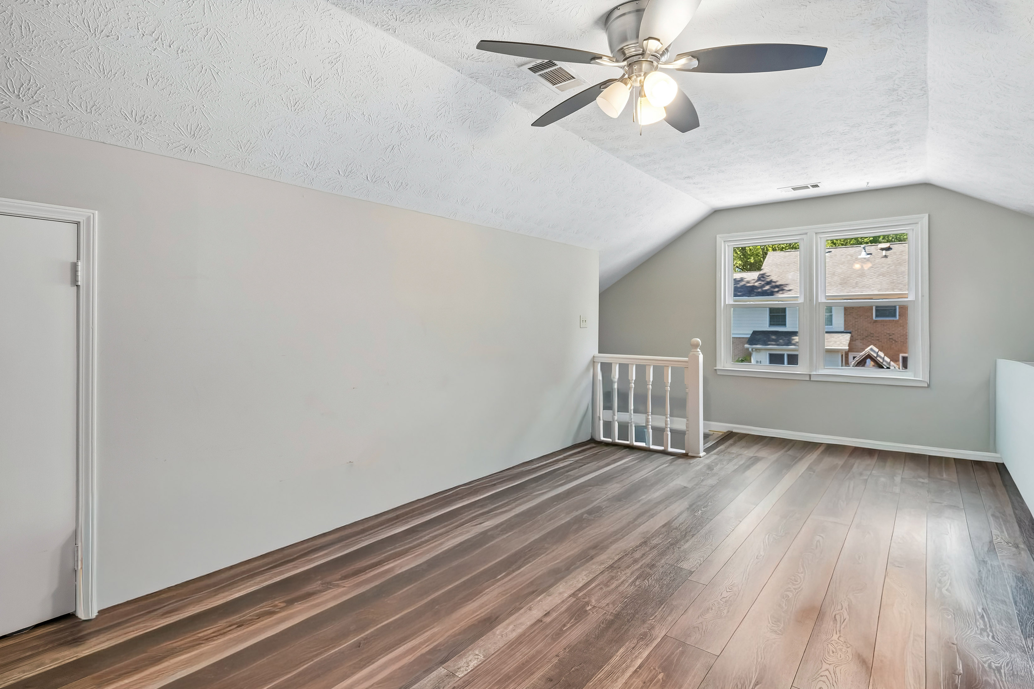  Charming Tudor-style Home Nestled in the Heart of Embry Hills - 物件實景