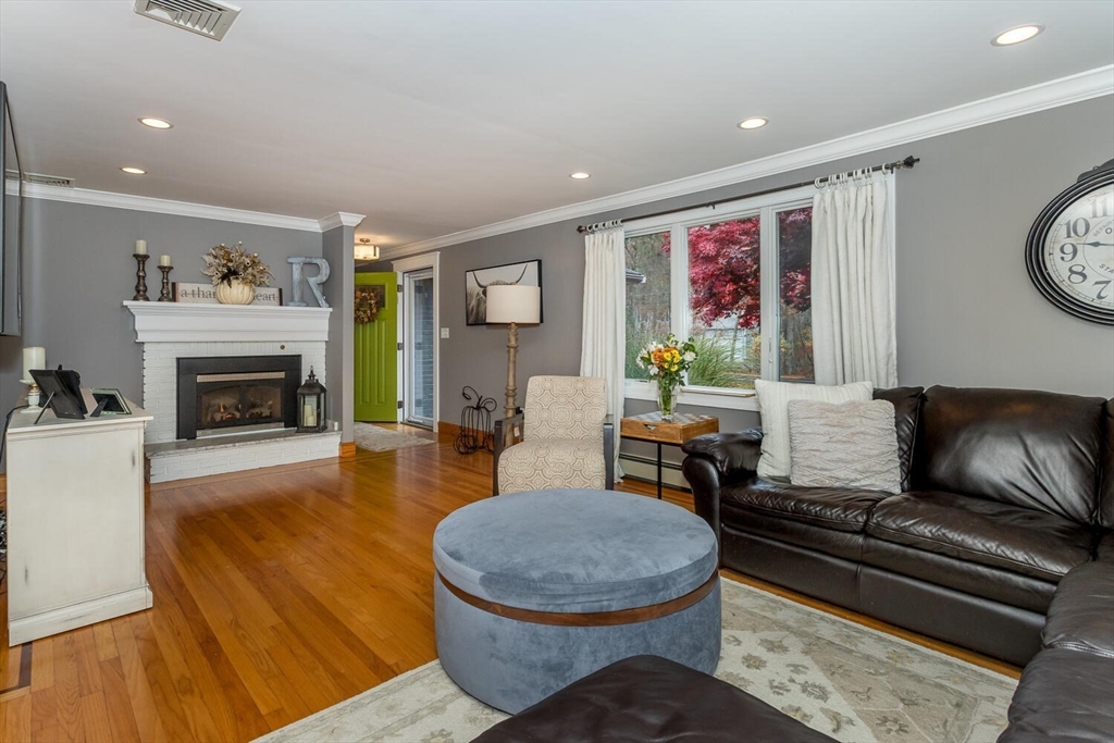 Mansfield, Massachusetts, 02048, United States, 3 Bedrooms Bedrooms, ,2 BathroomsBathrooms,Residential,For Sale,1991006